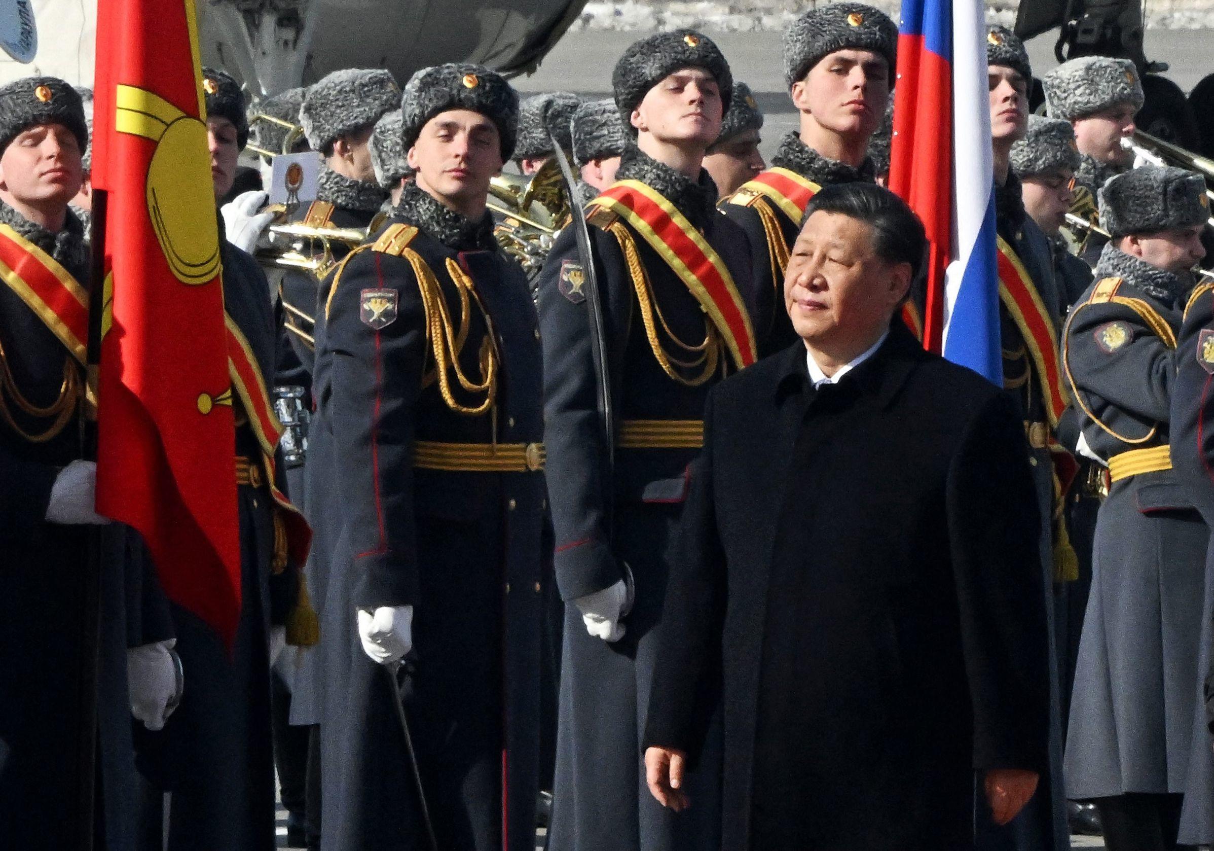 Moscou (Russie), lundi. Le président chinois, Xi Jinping, passe en revue des gardes russes d'honneur. AFP/Kommersant Photo/Anatoliy Zhdanov