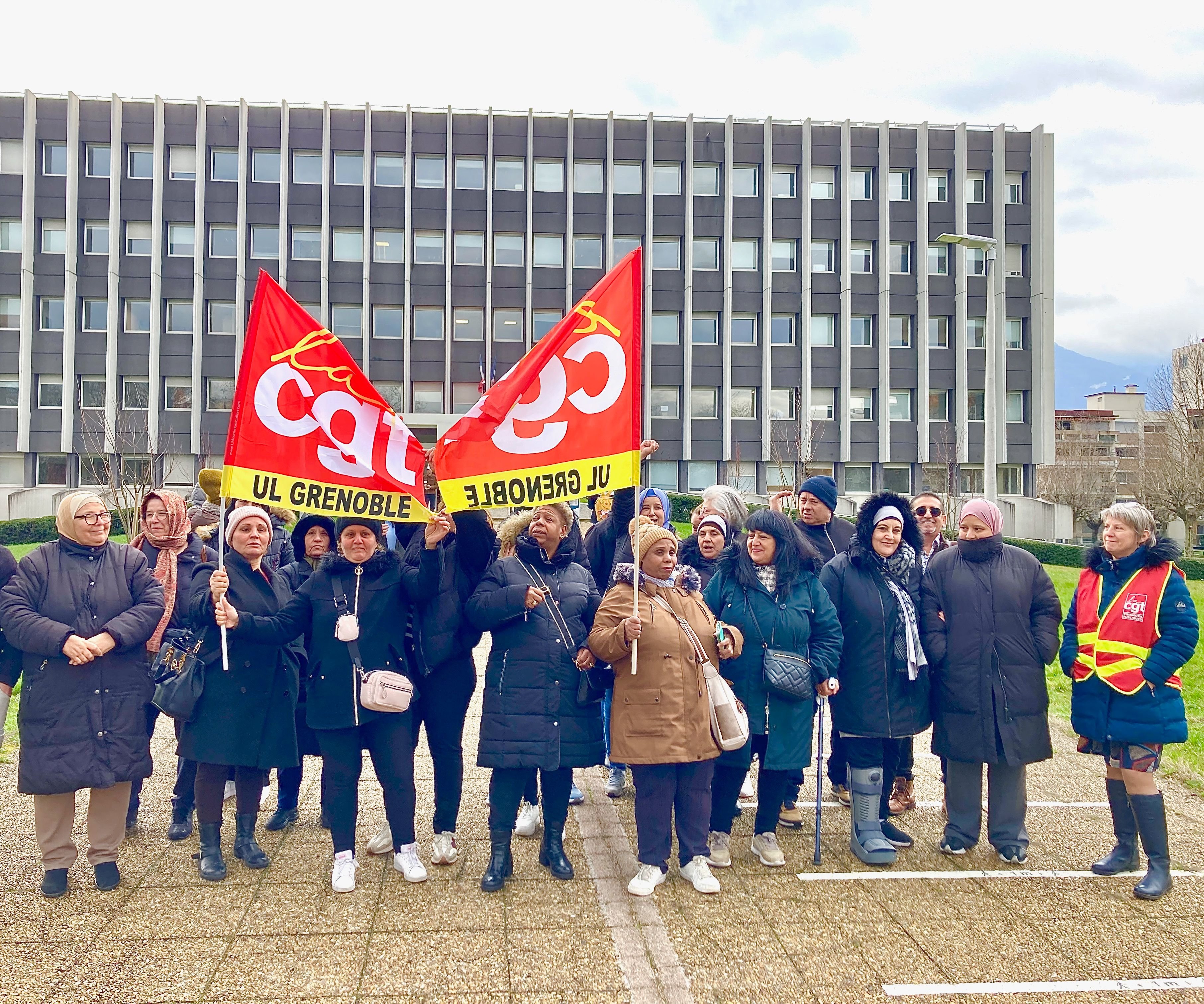 À Grenoble (Isère), treize femmes de ménage en grève manifestent chaque jour depuis ce lundi devant l’hôtel des impôts de Grenoble. LP/Serge Pueyo