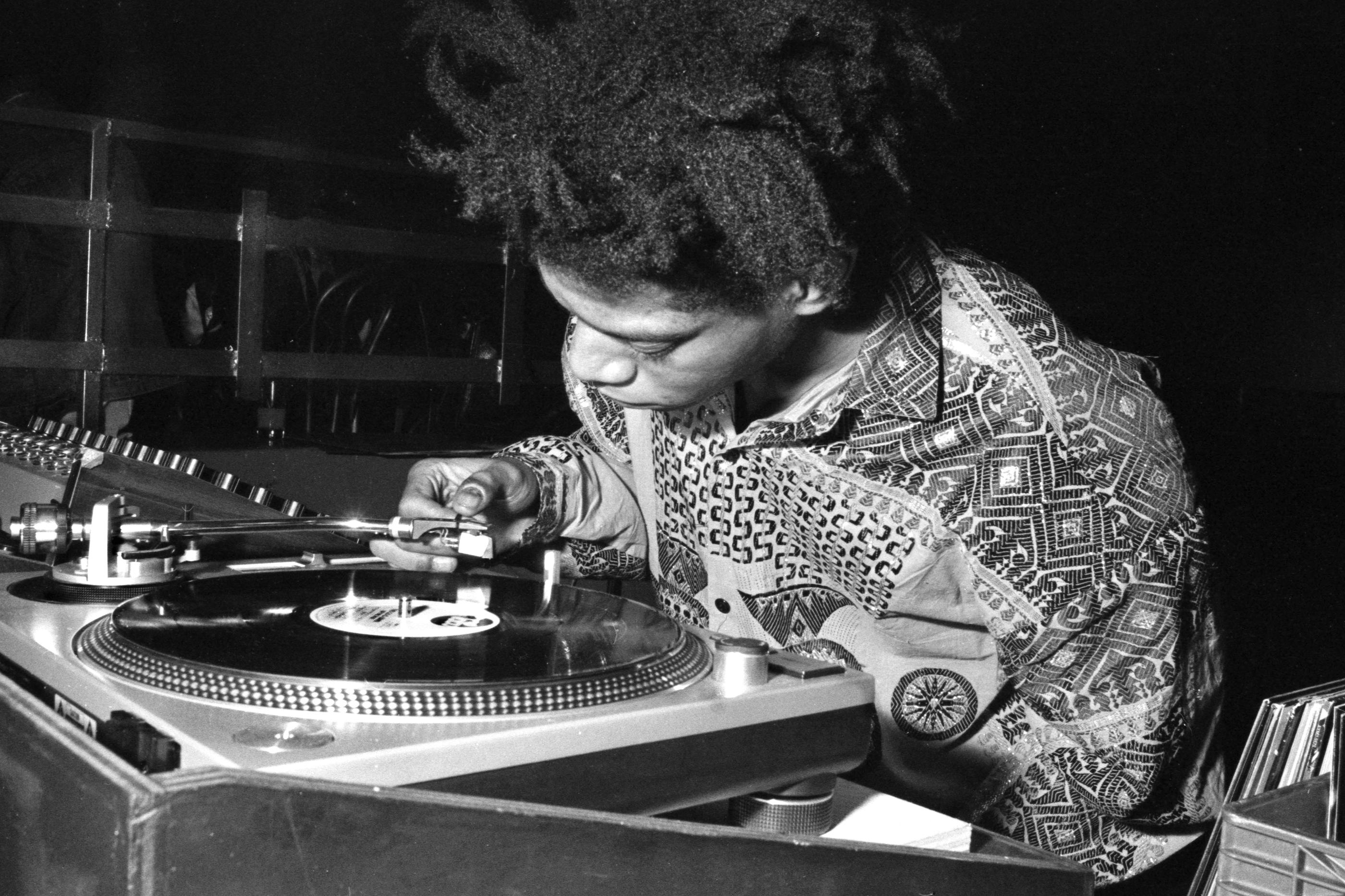 New York (États-Unis), 1985. Jean-Michel Basquiat utilisait des photocopies dessinées qu’il collait et assemblait dans ses toiles comme un DJ mixe des vinyles... ce qu’il faisait aussi en soirée.  / Ben Buchanan