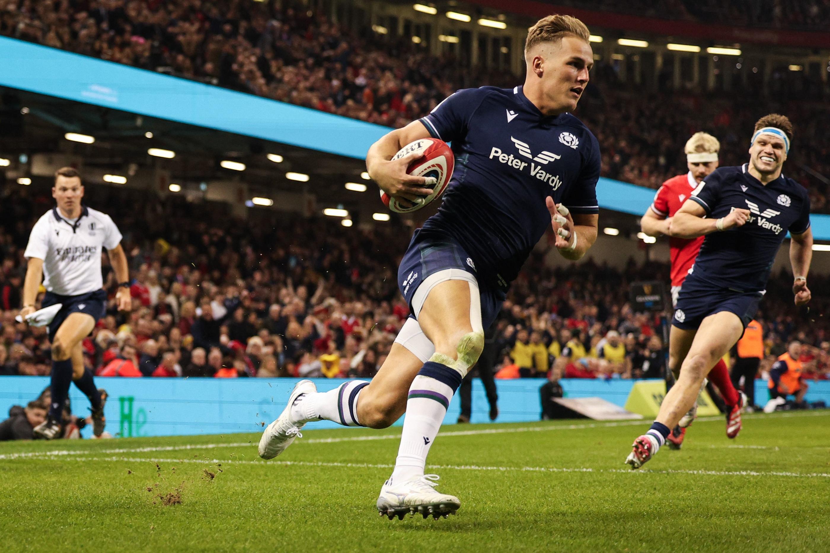 Le capitaine écossais Duhan van der Merwe a inscrit un doublé lors de la folle victoire acquise à Cardiff, au Pays de Galles, ce samedi après-midi. (Photo by Adrian DENNIS / AFP)