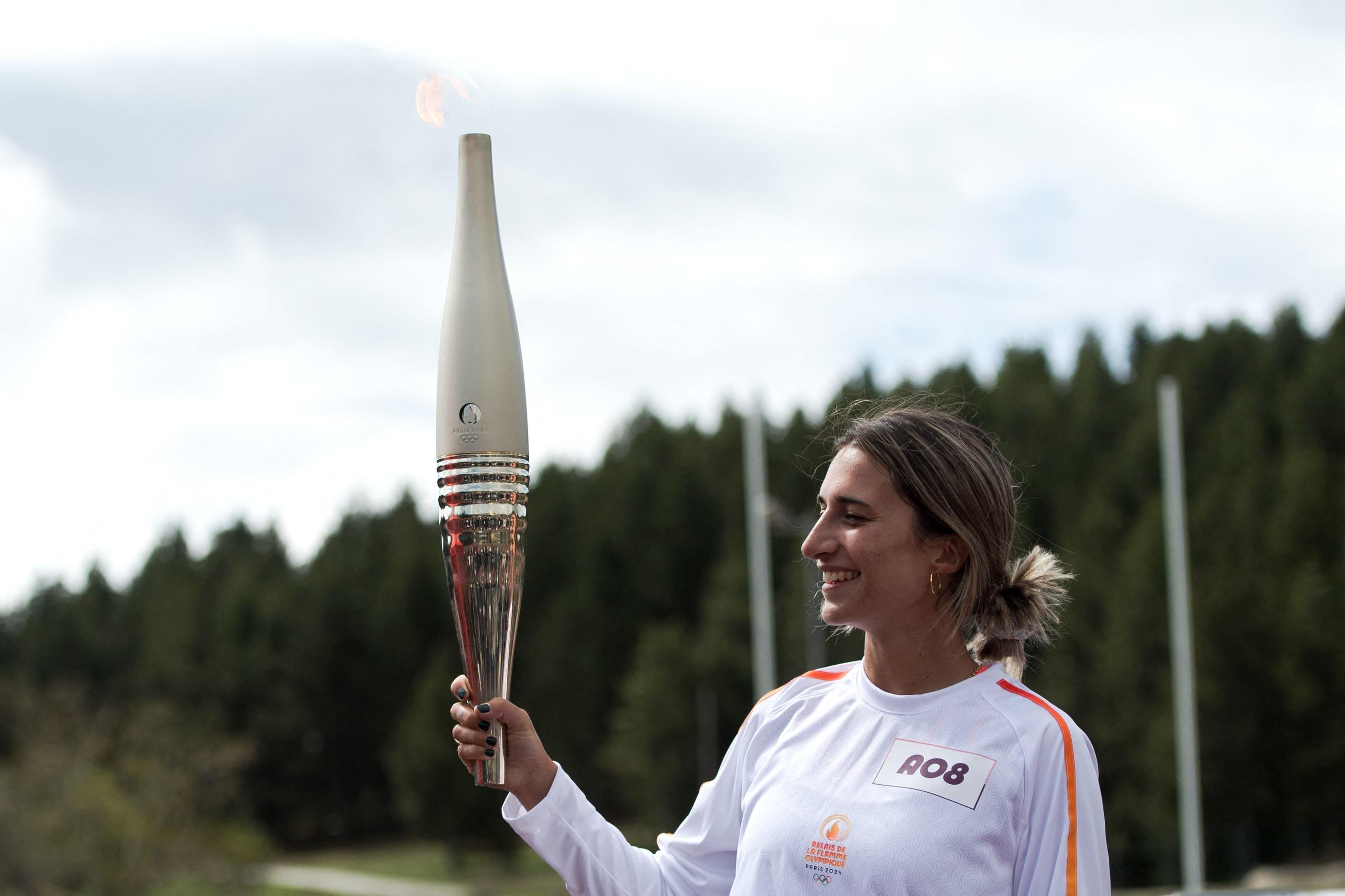 Perrine Laffont avec la flamme olympique le 15 mai 2024 à Font-Romeu. AFP/Mathieu Rondel