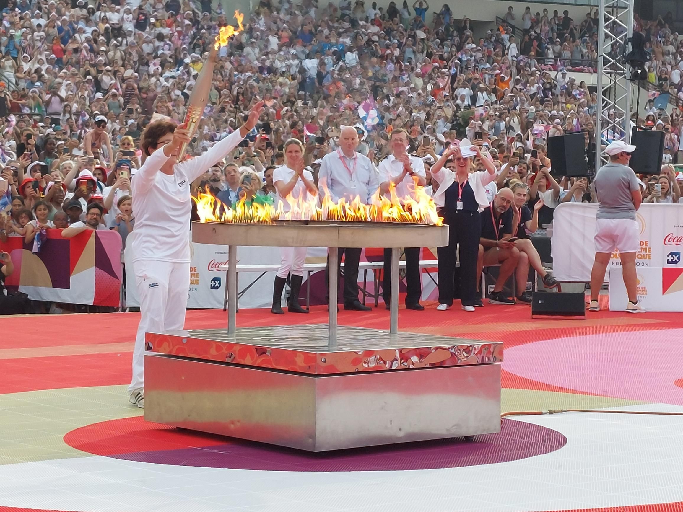 Triple championne du monde de judo et médaillée d'argent aux jeux de Séoul en 1988, Brigitte Deydier allume le chaudron installé à l'hippodrome de Soisy-sous-Montmorency, dernière étape de cette journée.