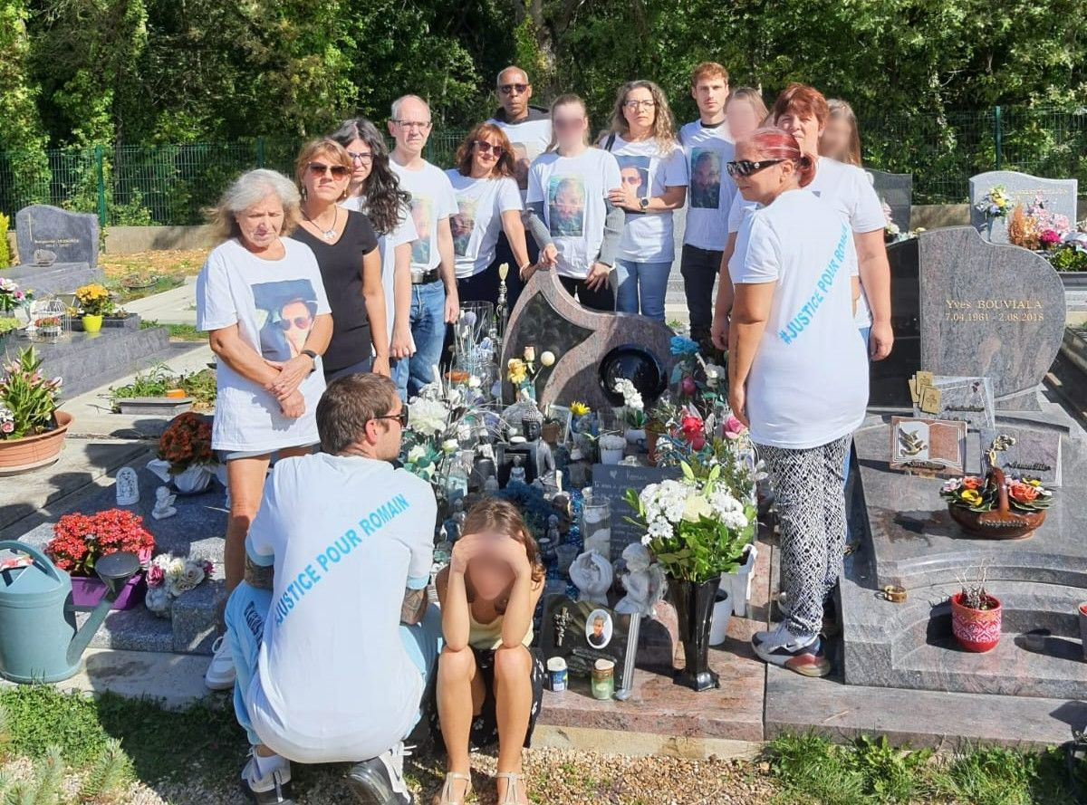 À Draveil, en octobre 2023, les proches de Romain Chevenat, tué en 2018 par un policier, lui ont rendu hommage autour de sa tombe. DR