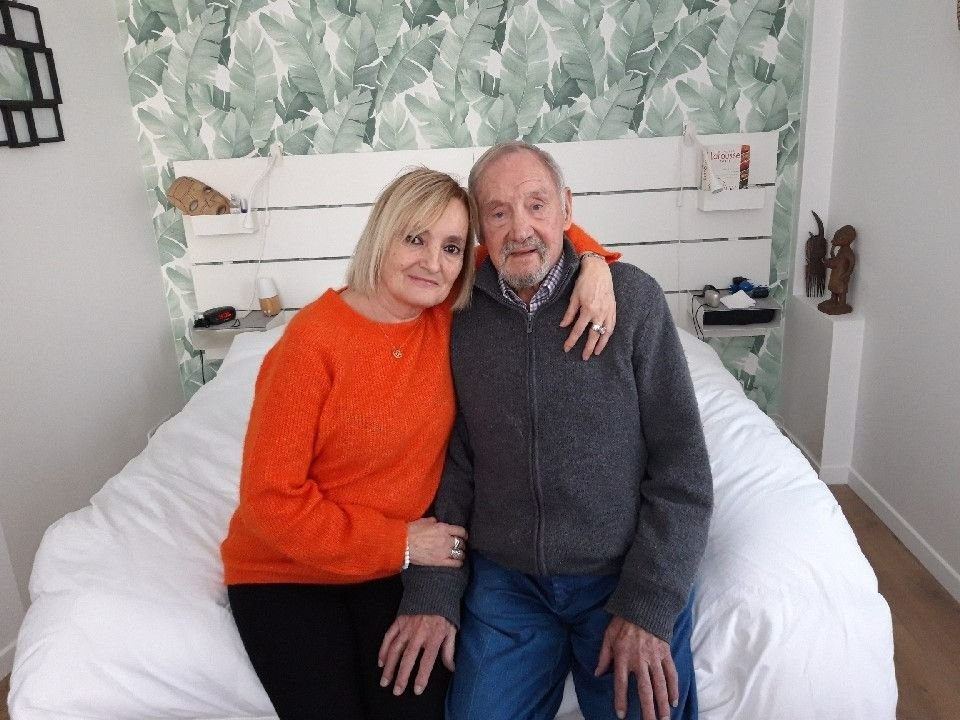 Fontainebleau, vendredi 10 février 2023. Ici sur leur lit, Corinne, 65 ans, et Pierre, 93 ans, se sont rencontrés en 2022. LP/Sophie Bordier