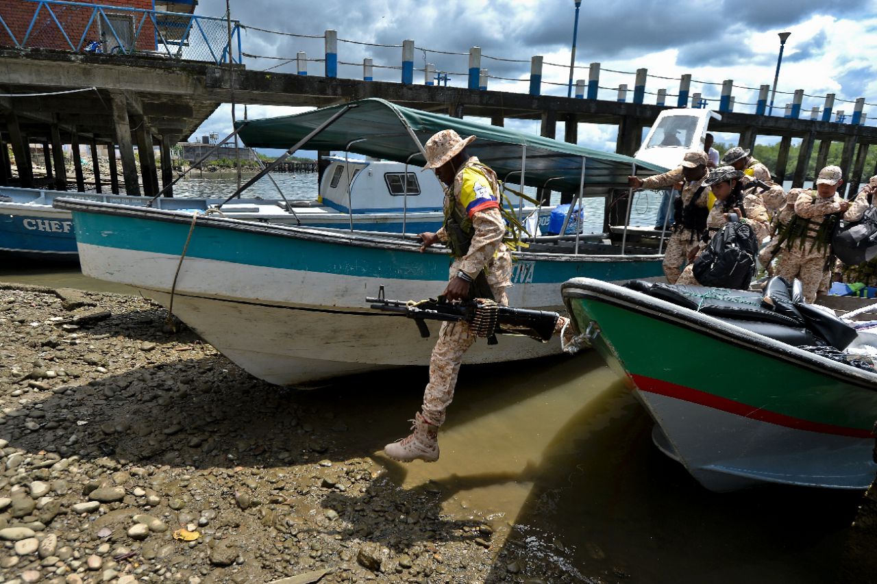 Une myriade de groupes armés, dissidents des FARC qui rejettent l'accord de paix, rebelles de l'Armée de libération nationale (ELN), paramilitaires et narcotrafiquants ont investi les territoires reculés d'où se sont retirés les FARC, et où l'Etat colombien est très peu présent (illustration). AFP/LUIS ROBAYO