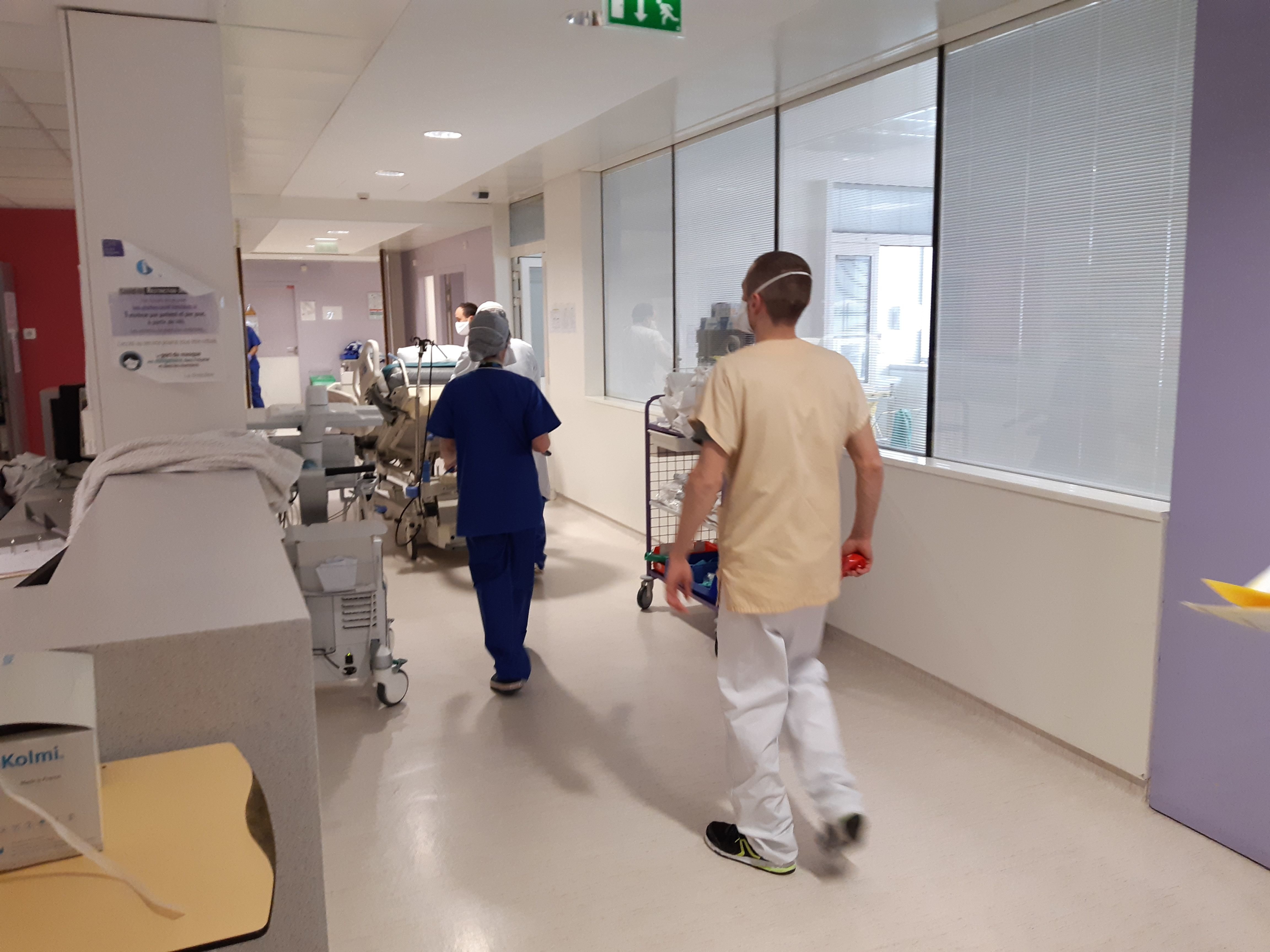 Montreuil. En Île-de-France, Santé publique France enregistre 21 % d'hospitalisations et 14 % d’admissions en soins critiques supplémentaires par rapport à la semaine passée. LP/E.M.