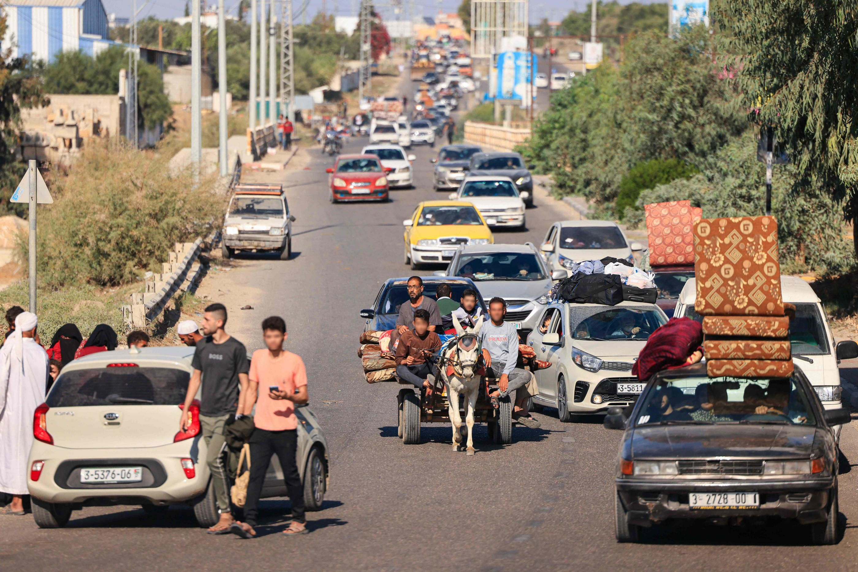 De nombreux habitants de la bande de Gaza fuient au sud après l’ordre donné par Israël à « tous les civils » d’évacuer la partie nord du territoire. AFP/Mahmud Hams