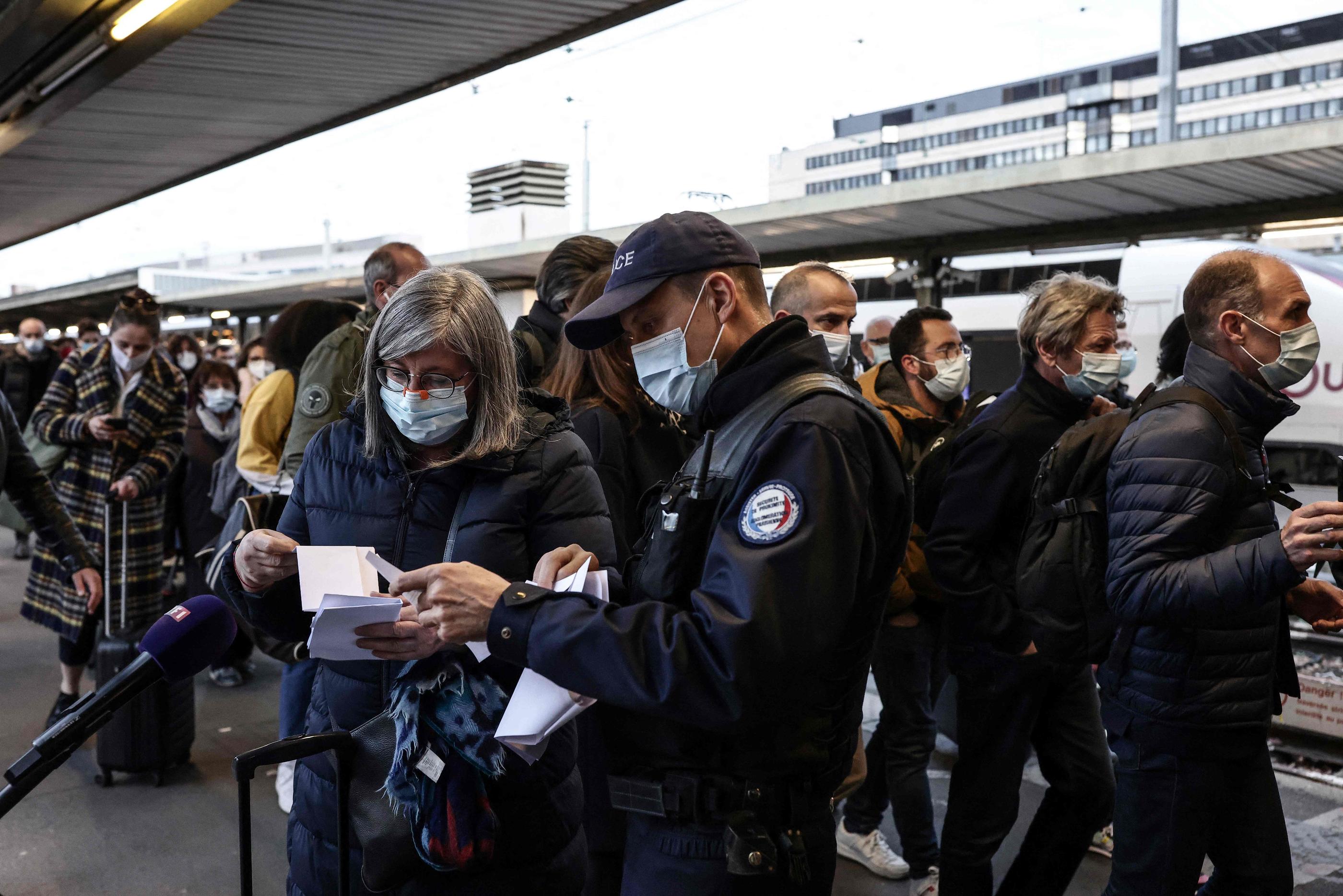 Gare de Lyon, Paris, le 26 mars. La police vérifie les attestations des passagers arrivant de Mulhouse. AFP/Thomas Coex