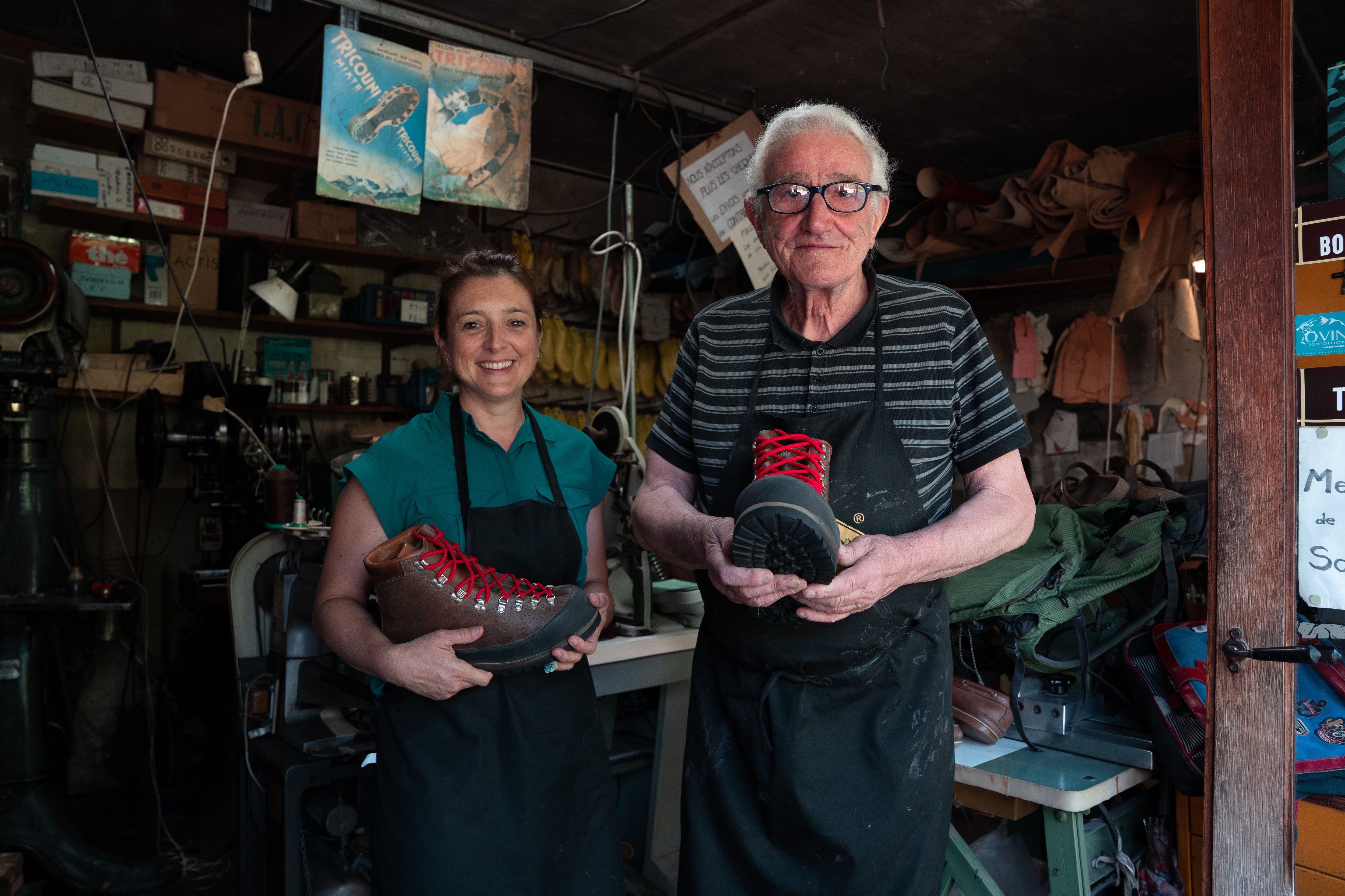 Sur la route de Chamrousse (Isère), vendredi. Agnès Berthier et Robert Giroud perpétuent ce savoir-faire en fabricant ces «grosses», le surnom donné à ces souliers d’1,3 kg chacun. LP/Thomas Pueyo