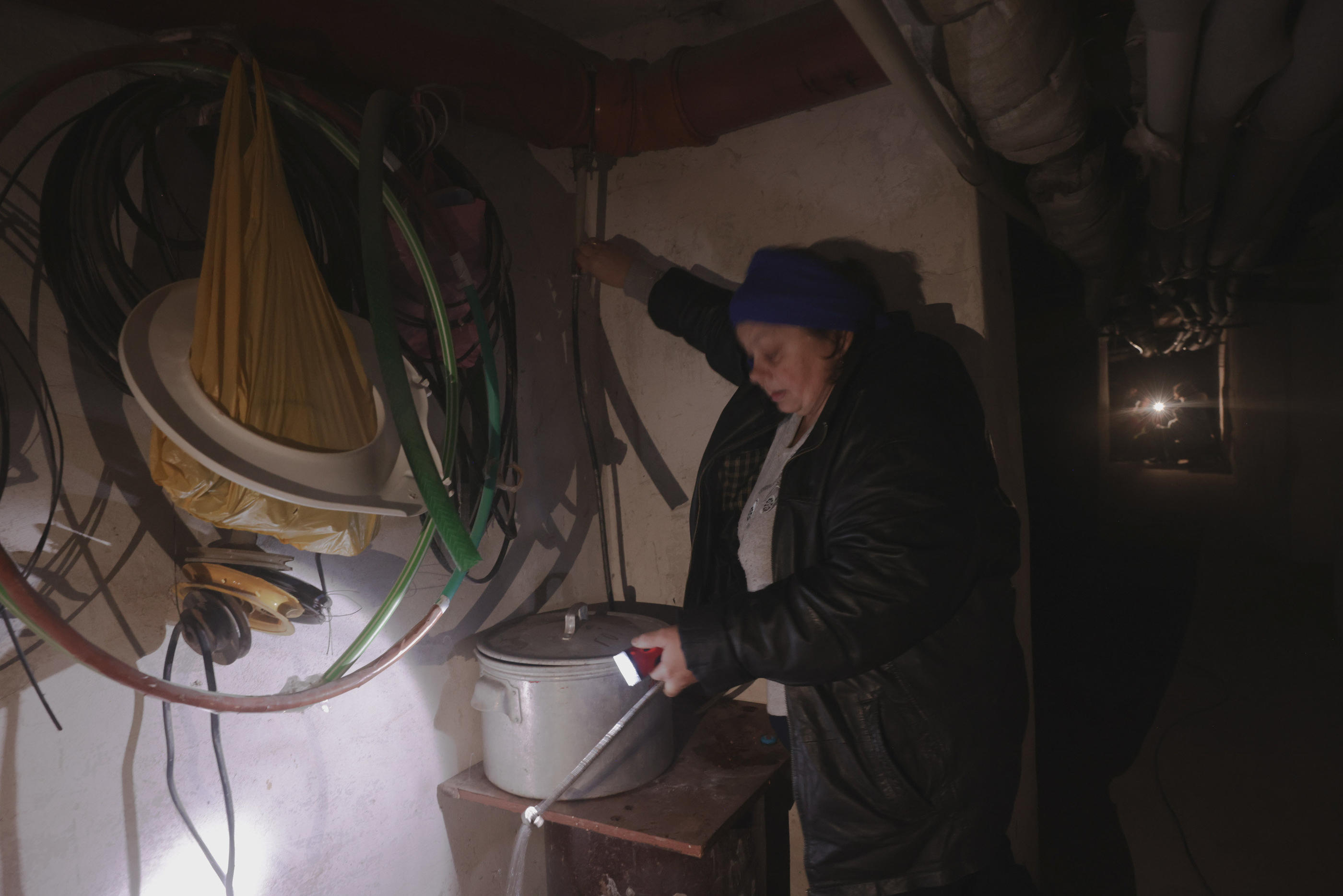 Bakhmout (Ukraine), samedi 17 décembre. Ludmila, 65 ans, vit depuis sept mois avec son mari au sous-sol d’un jardin d’enfants reconverti en abri. Une gouttière permet de récupérer l’eau de pluie pour la cuisine ou la toilette. LP/Philippe de Poulpiquet