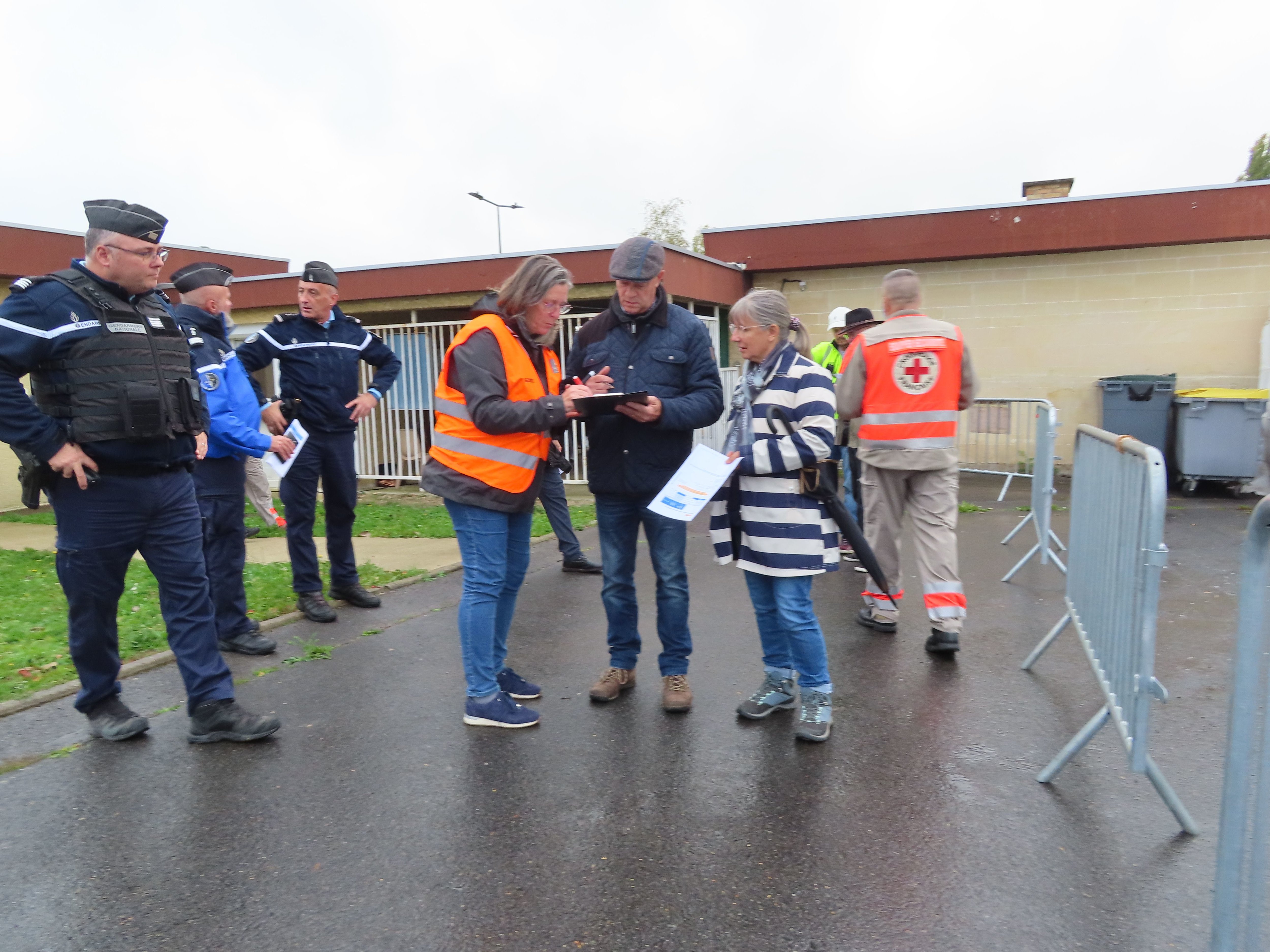 Saint-Leu-d'Esserent (Oise), le 13 octobre. La commune a organisé un exercice de sécurité civile simulant la distribution de comprimés d'iode en cas d'alerte à la radioactivité. LP/Hervé Sénamaud