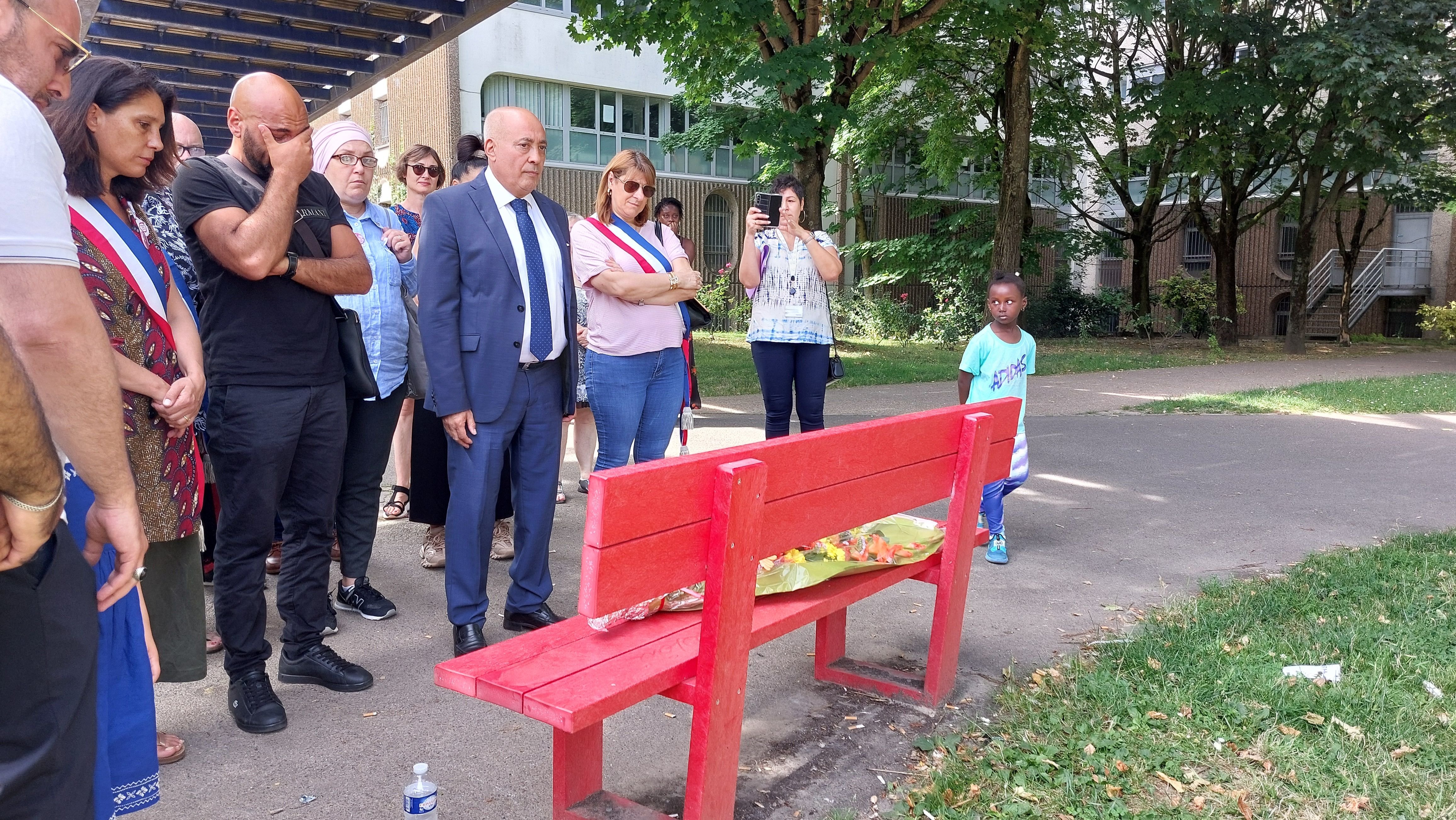 Samedi 20 juillet, à Bobigny, des élus et quelques anonymes se sont réunis pour soutenir le fils de Romdhana (à gauche, en larmes), alors que se mère a été tuée, chez elle, deux jours plus tôt. Son ancien compagnon est recherché par la brigade criminelle. LP/Carole Sterlé