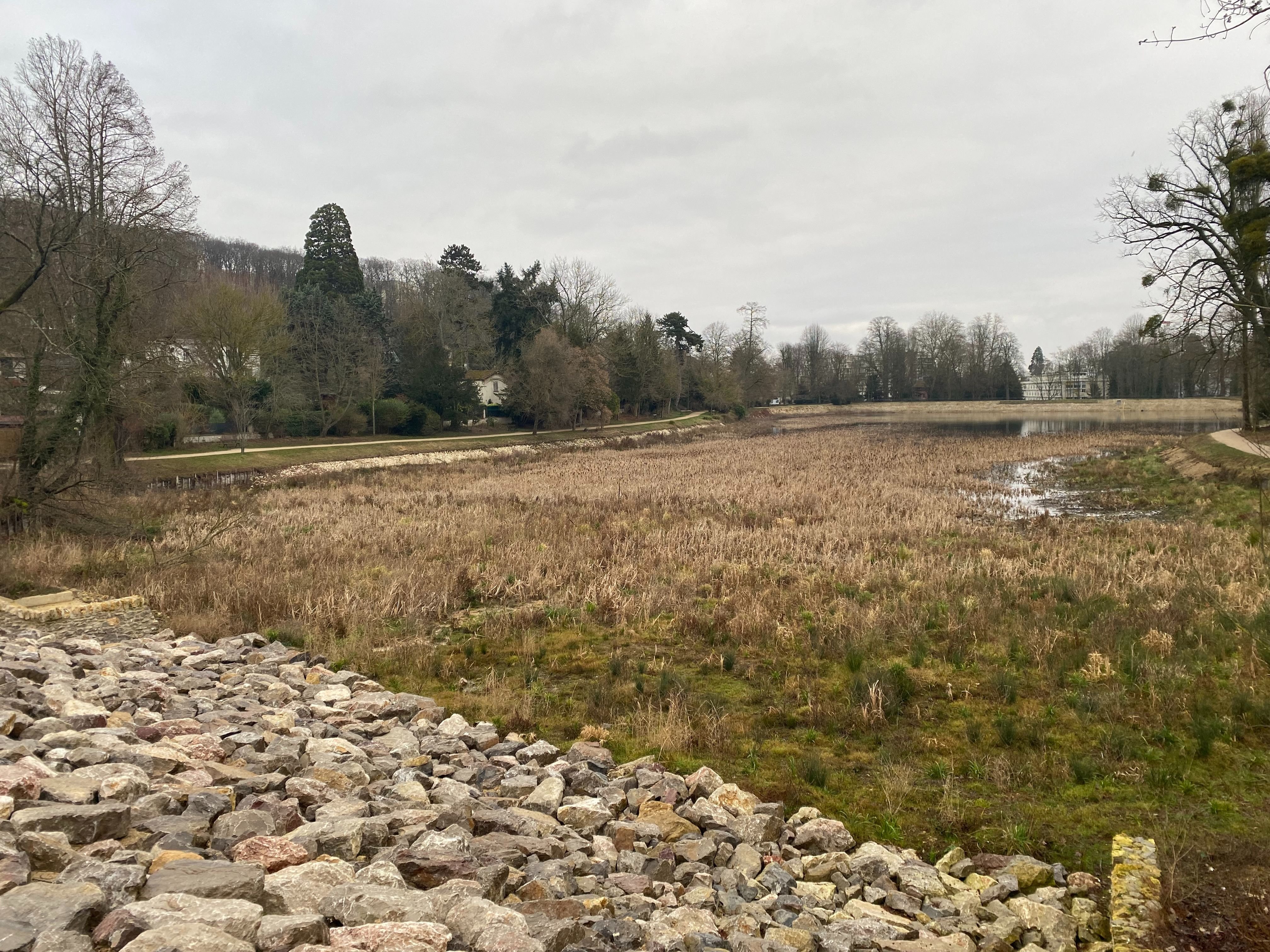 Ville-d'Avray (Hauts-de-Seine), ce vendredi. Les travaux de construction d'un déversoir sur le bassin aval des étangs de Corot sont toujours à l'arrêt, faute d'accord entre la société Gecina et l'Etat, qui cherche désormais à exproprier le promoteur. LP/Auguste Canier