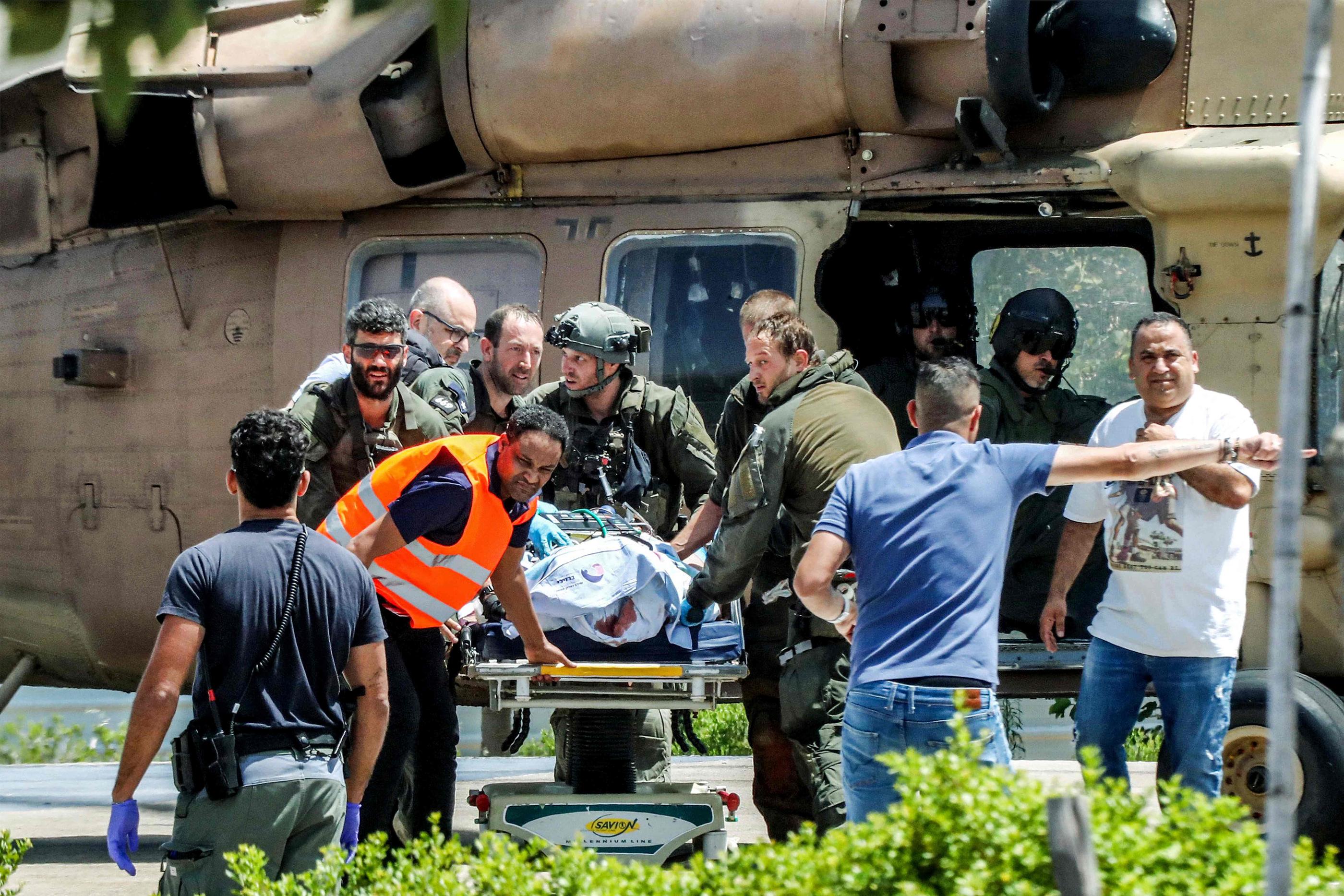 Les quatre otages libérés ont été transférés au centre médical Sheba de Tel Hashomer, près de Tel-Aviv, pour procéder à des examens médicaux. AFP / GIDEON MARKOWICZ