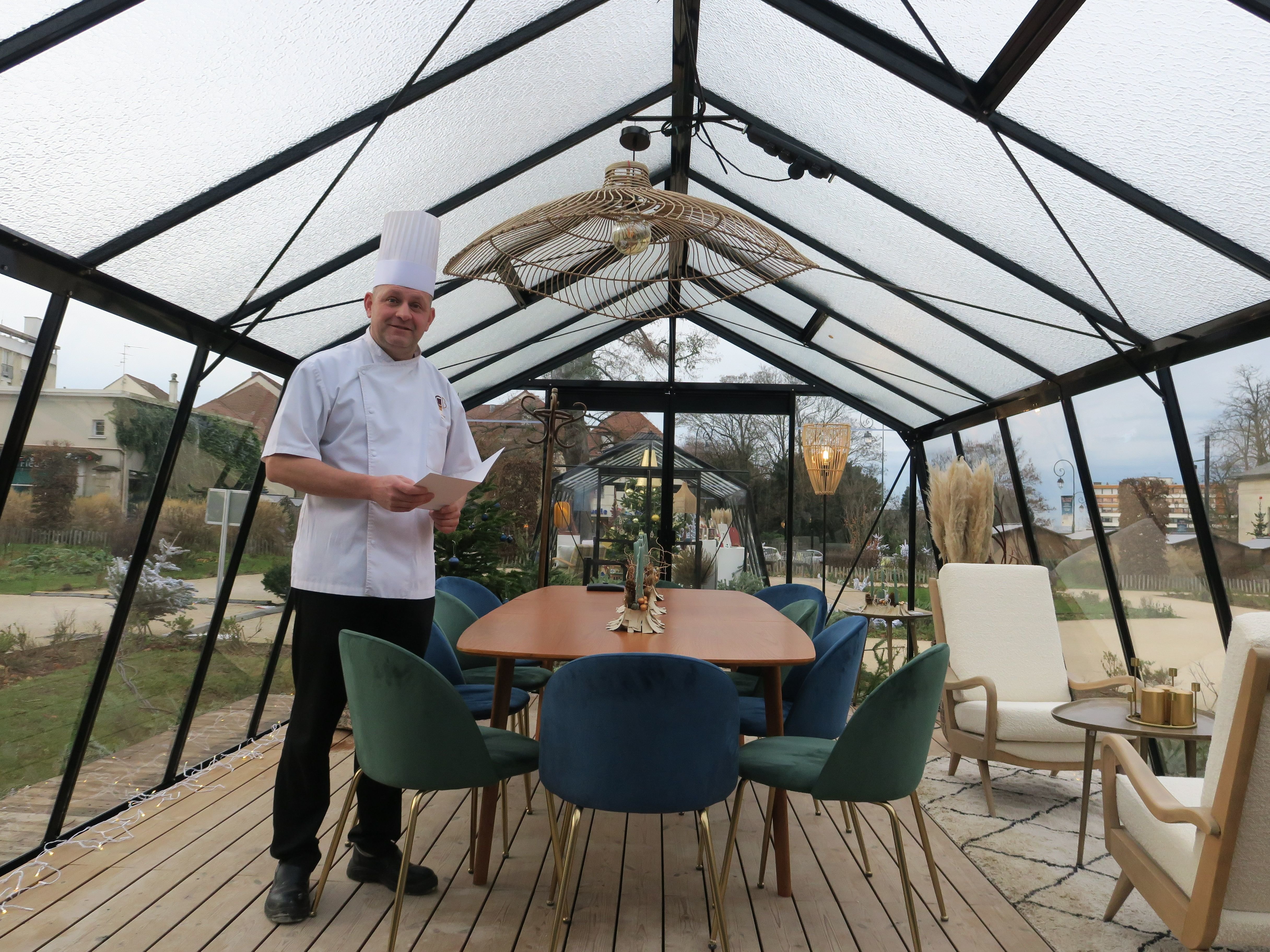 Sucy-en-Brie (Val-de-Marne), le 19 décembre 2022. Cyrille Billot a ouvert un restaurant éphémère dans une serre face au château, le temps des fêtes, avant de lancer son véritable restaurant. LP/Laure Parny