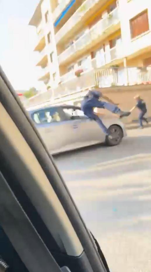 Le Chesnay (Yvelines), ce mercredi. Un policier municipal du Chesnay-Rocquencourt, dans les Yvelines, a été percuté par un chauffard. (Capture d'écran).