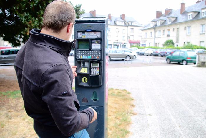 Si Compiègne a décidé d’étendre son stationnement payant, d'autres communes misent sur plus de gratuité. LP/Julien Barbare