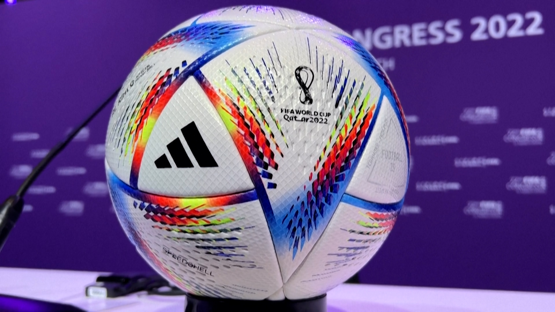 Coupe du monde 2022 : on vous présente Al Rihla, le ballon du Mondial censé  aider les arbitres, mais qui n'évite pas les polémiques
