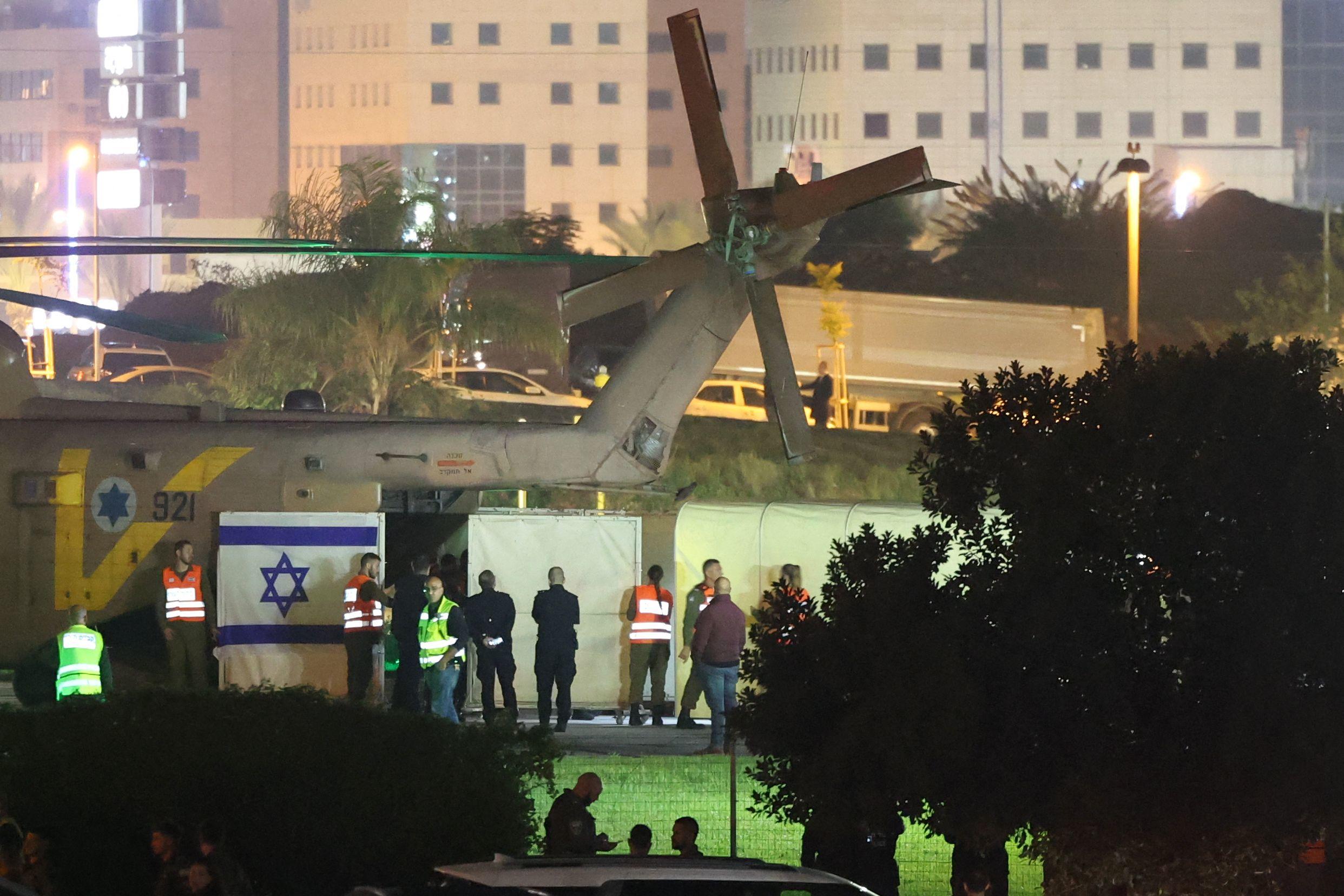 Un hélicoptère israélien transportant des otages libérés se pose au centre médical Schneider de Tel-Aviv en Israël ce vendredi. AFP/Fadel Senna