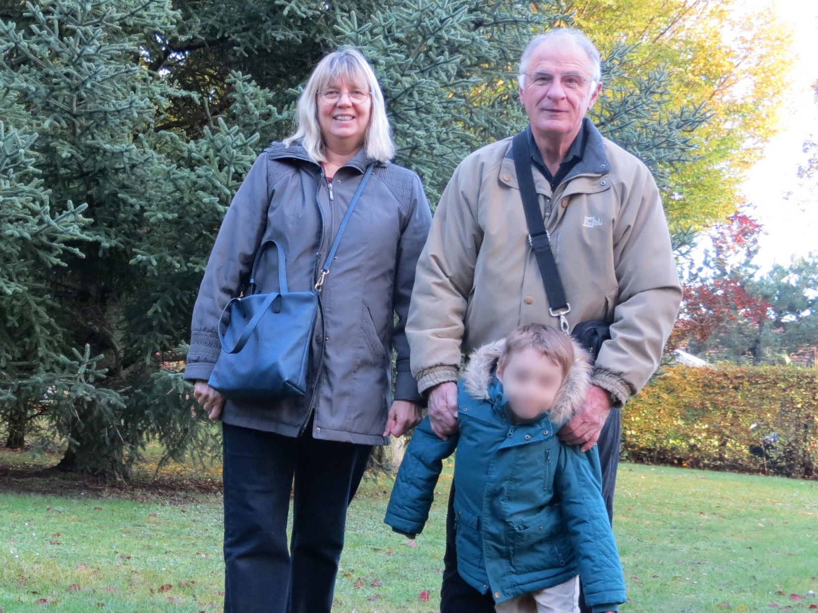 Maryline, 61 ans, et Patrick, 66 ans, retraité de France Télécom, avec leur petit-fils Quentin. Ce couple de l'Aube dit faire «très attention à son budget». DR