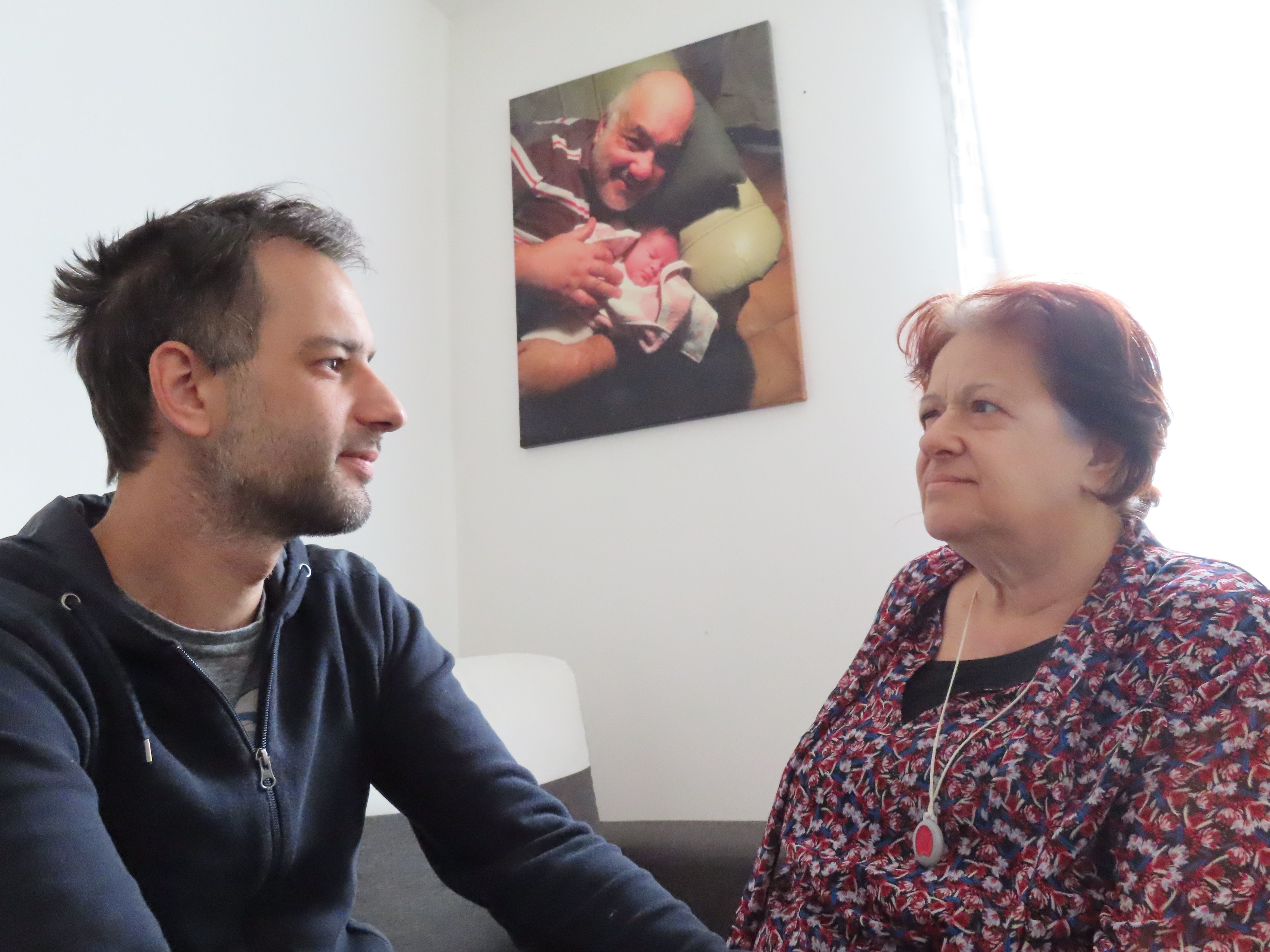 Bondy, ce mercredi. Ilan Seknagi et sa mère Nicole se battent pour le «droit de vivre» de Jean-Claude Seknagi, (en photo au second plan), qui est hospitalisé à l’hôpital Ballanger d'Aulnay-sous-Bois. LP/A.A.