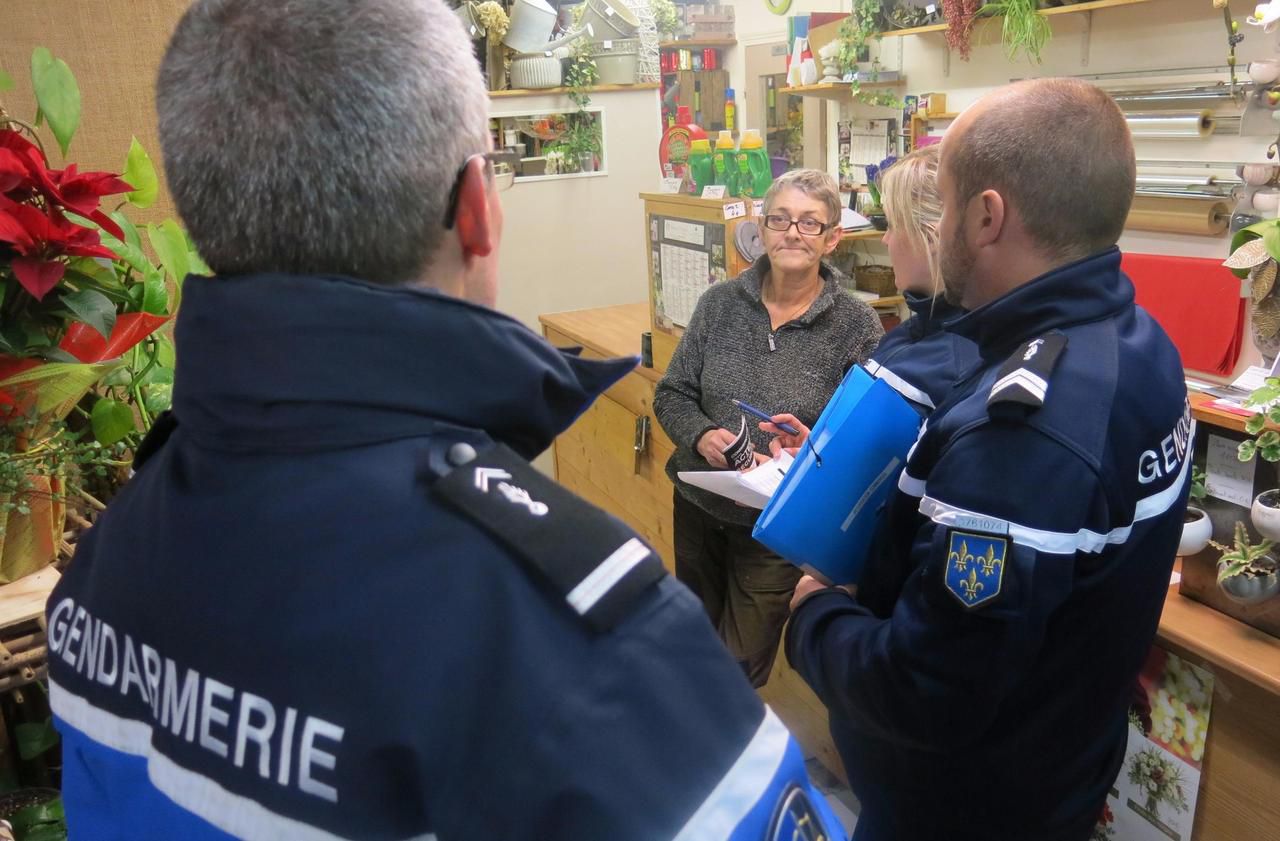 <b></b> Tournan, ce vendredi après-midi. Le dispositif anti cambriolages et vols de fin d’année est mis en place par les gendarmes. Comme ici chez la fleuriste du centre commercial Carrefour Market, ils vont au contact des commerçants pour les conseiller.