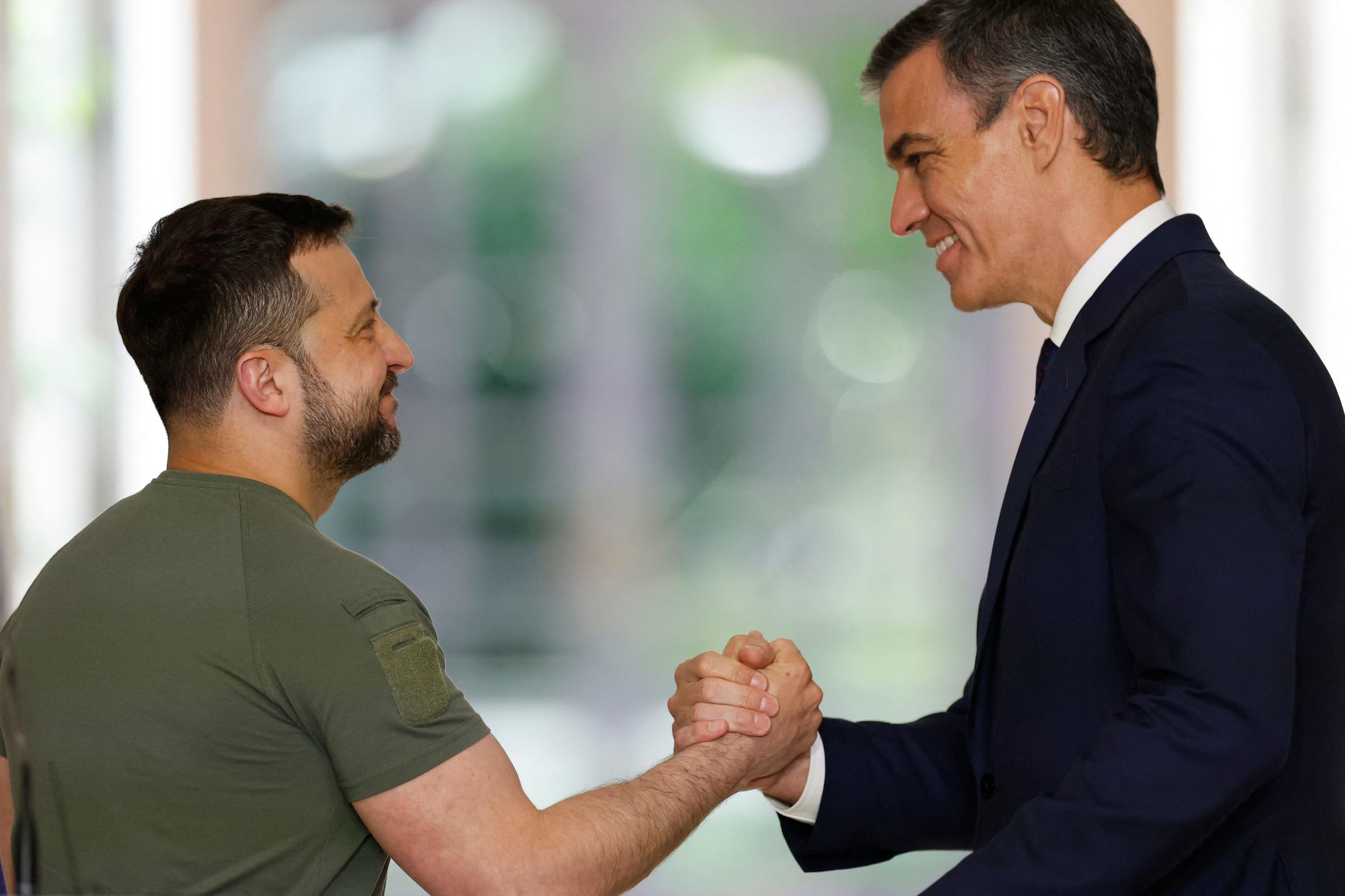 Volodymyr Zelensky échange une poignée de main avec Pedro Sanchez à Madrid. AFP/OSCAR DEL POZO.
