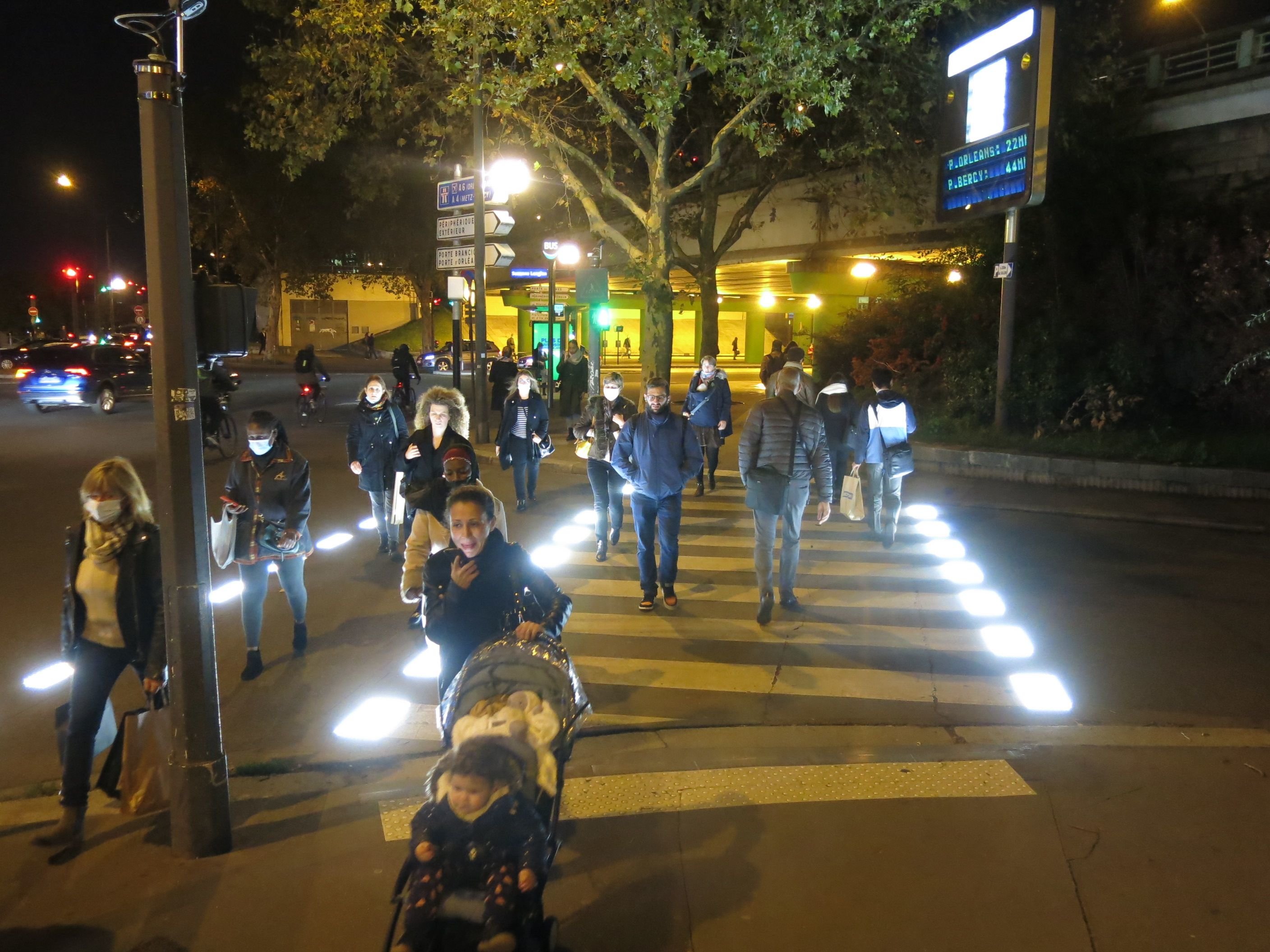 Paris (XVe), avenue de la Porte-de-Sèvres. Le dispositif de marquage au sol lumineux installé sur le passage piéton de la bretelle d'accès au périphérique a pour objectif de renforcer la vigilance des automobilistes. LP/Benoît Hasse