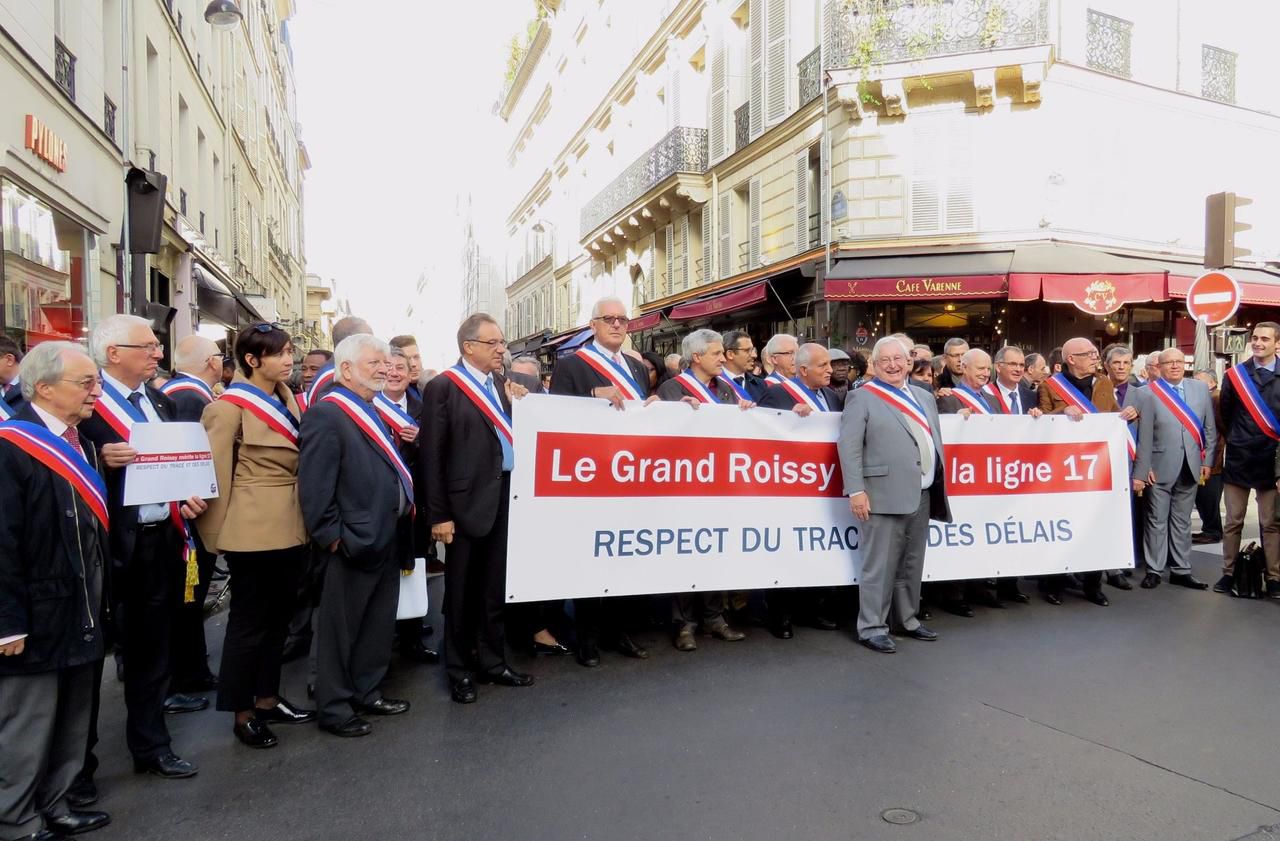 <b></b> Manifestation d’élus du 95, 93 et 77 devant Matignon pour la défense de la ligne 17 du Grand paris express. 