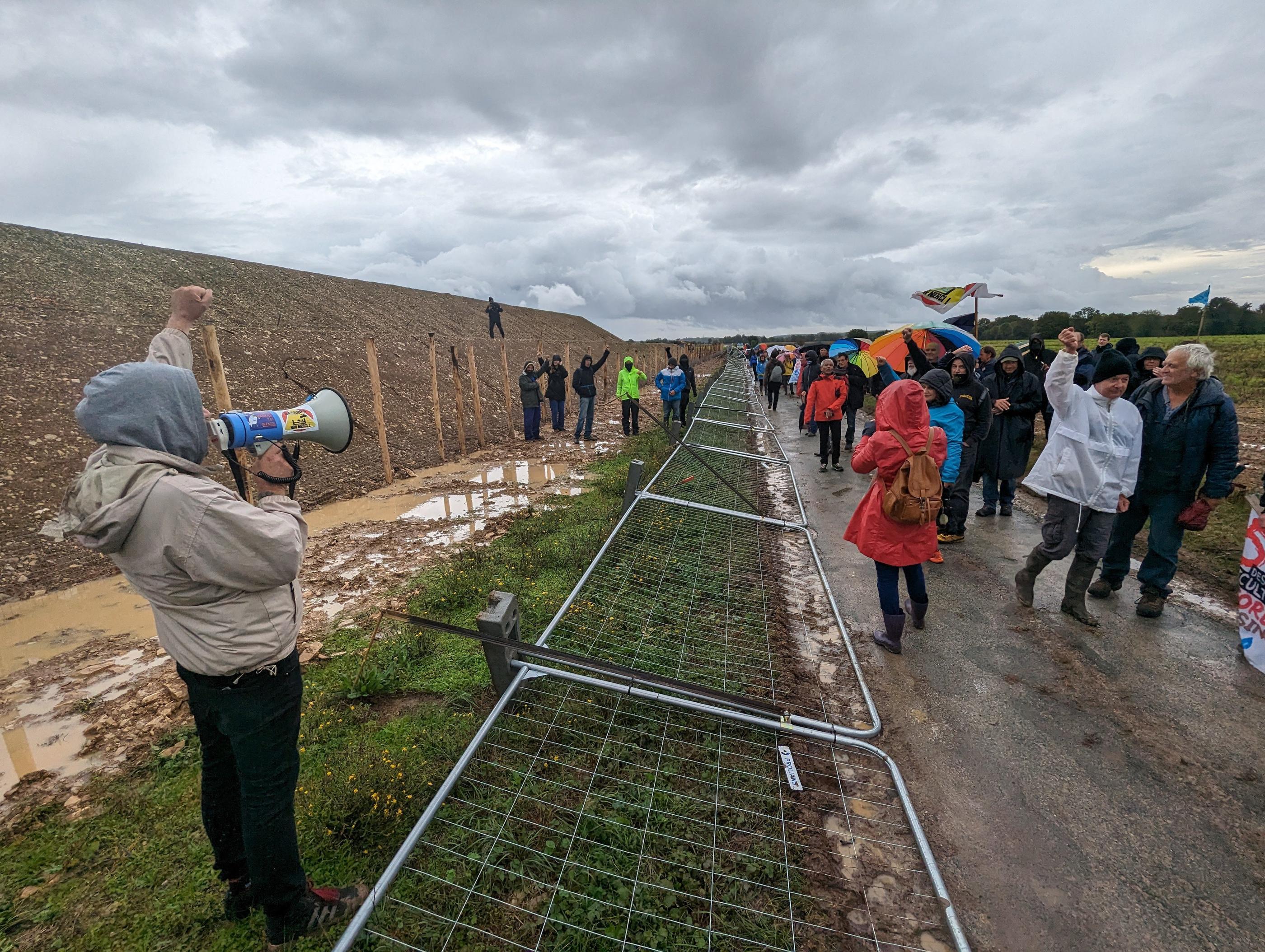 Les opposants on manifesté le samedi le 28 octobre devant le chantier de la mégabassine de Priaires, dont une partie de l'eau devrait bénéficier à la maire de la commune. PhotoPQR/La Nouvelle République/Emmanuel Tournon