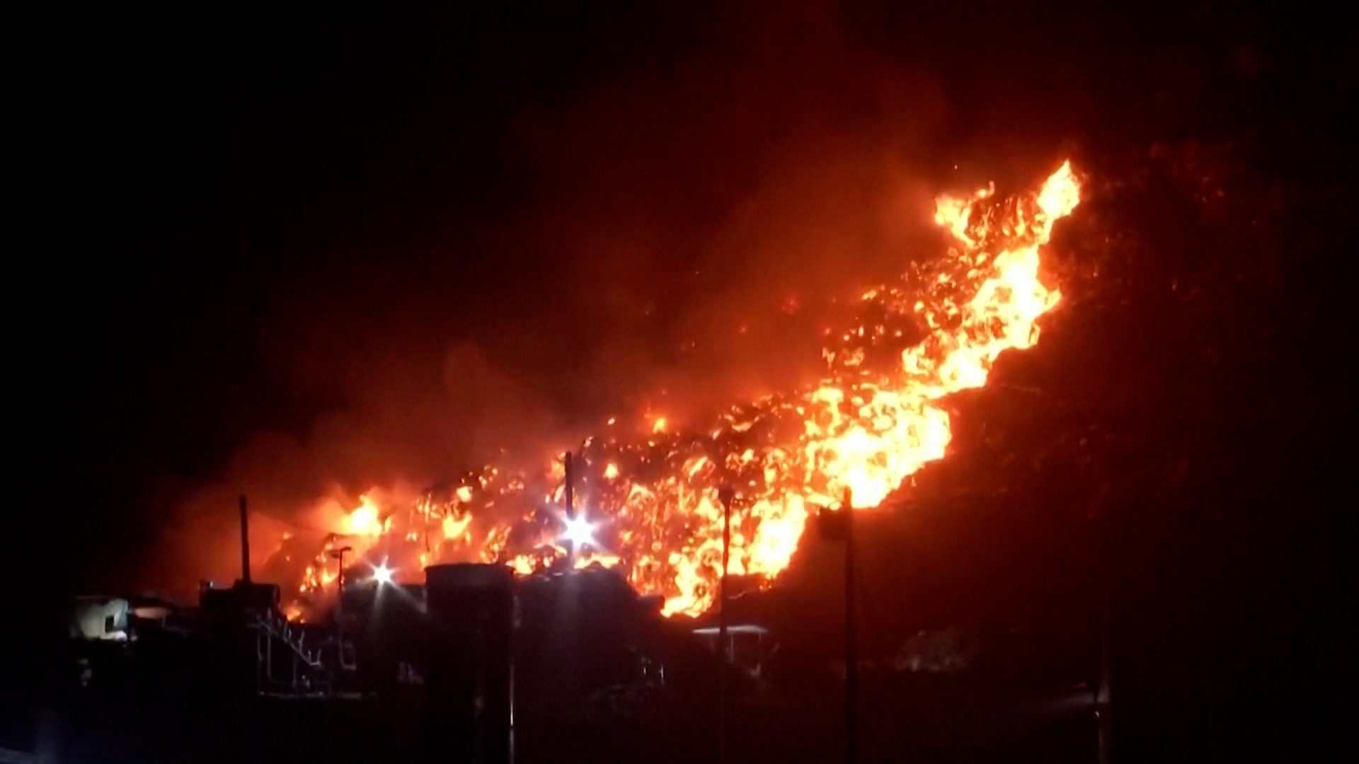 Un incendie massif s’est déclaré dans la décharge de Ghazipur, dans la banlieue de New Delhi, en Inde.