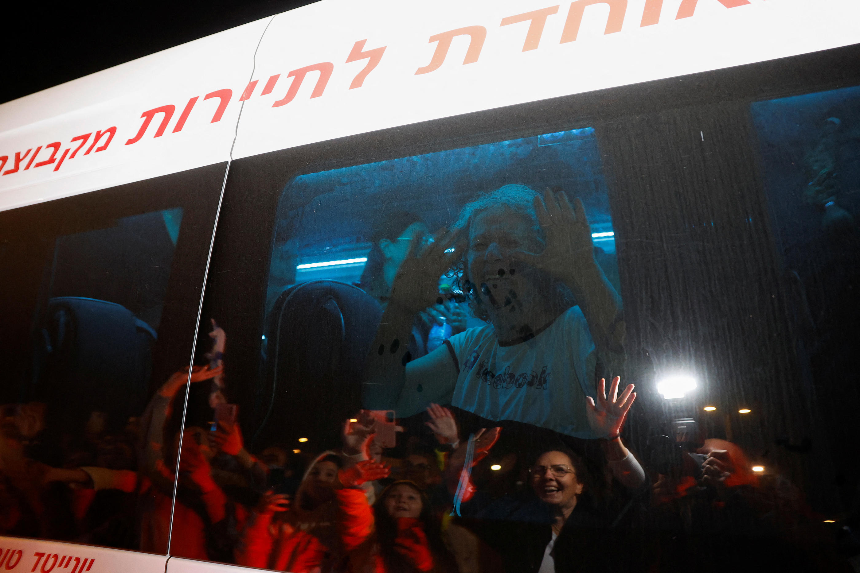 Adrian Aviva Siegel, 62 ans, qui a été libérée après avoir été prise en otage lors de l'attaque du 7 octobre par le Hamas, réagit pendant son transport, à Ofakim, Israël, 26 novembre 2023. Reuters/Amir Cohen