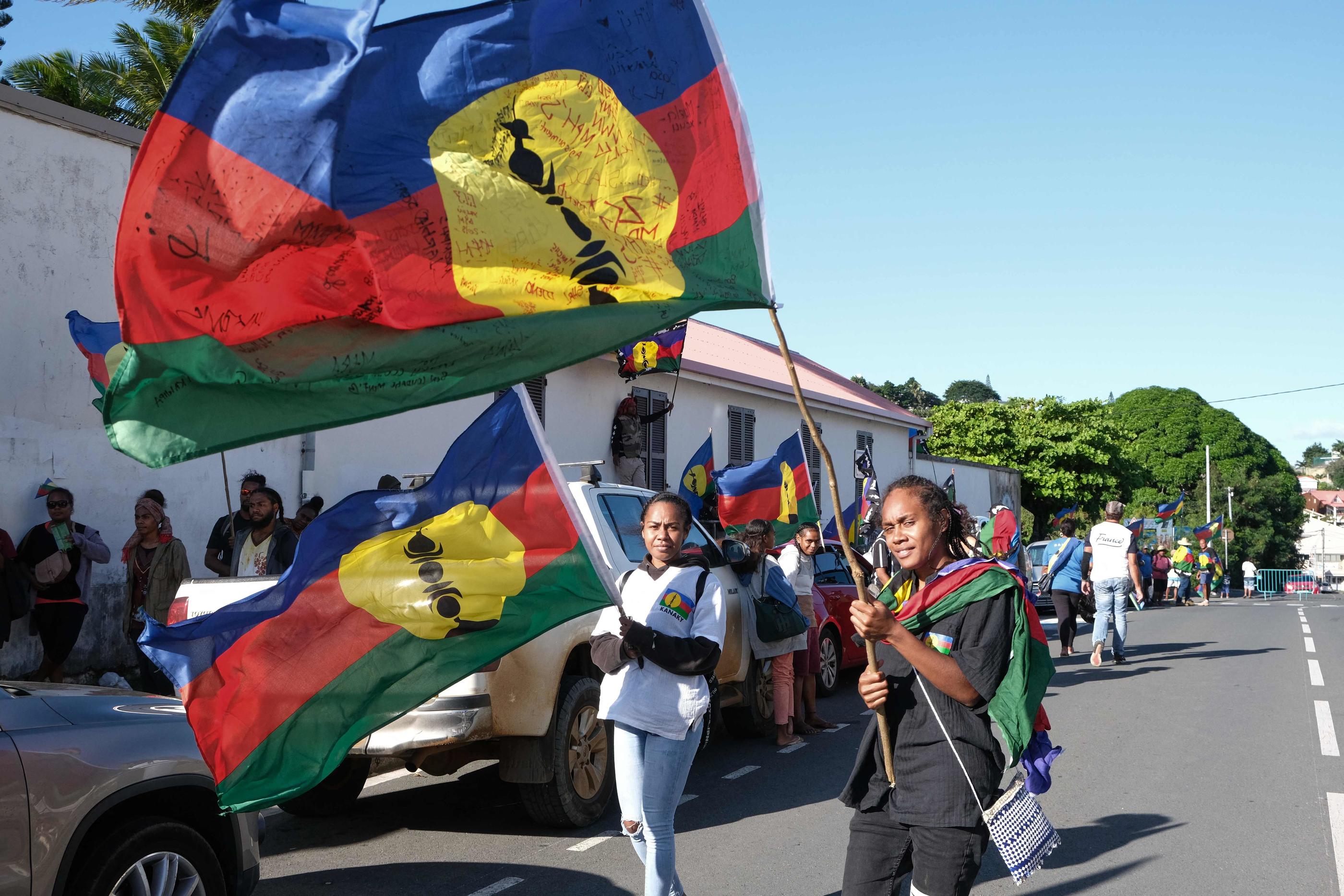Des manifestants indépendantistes de la Cellule de Coordination de Terrain (CCAT) devant le palais de justice de Nouméa (Nouvelle-Calédonie) le 13 mais 2024. AFP/Théo Rouby