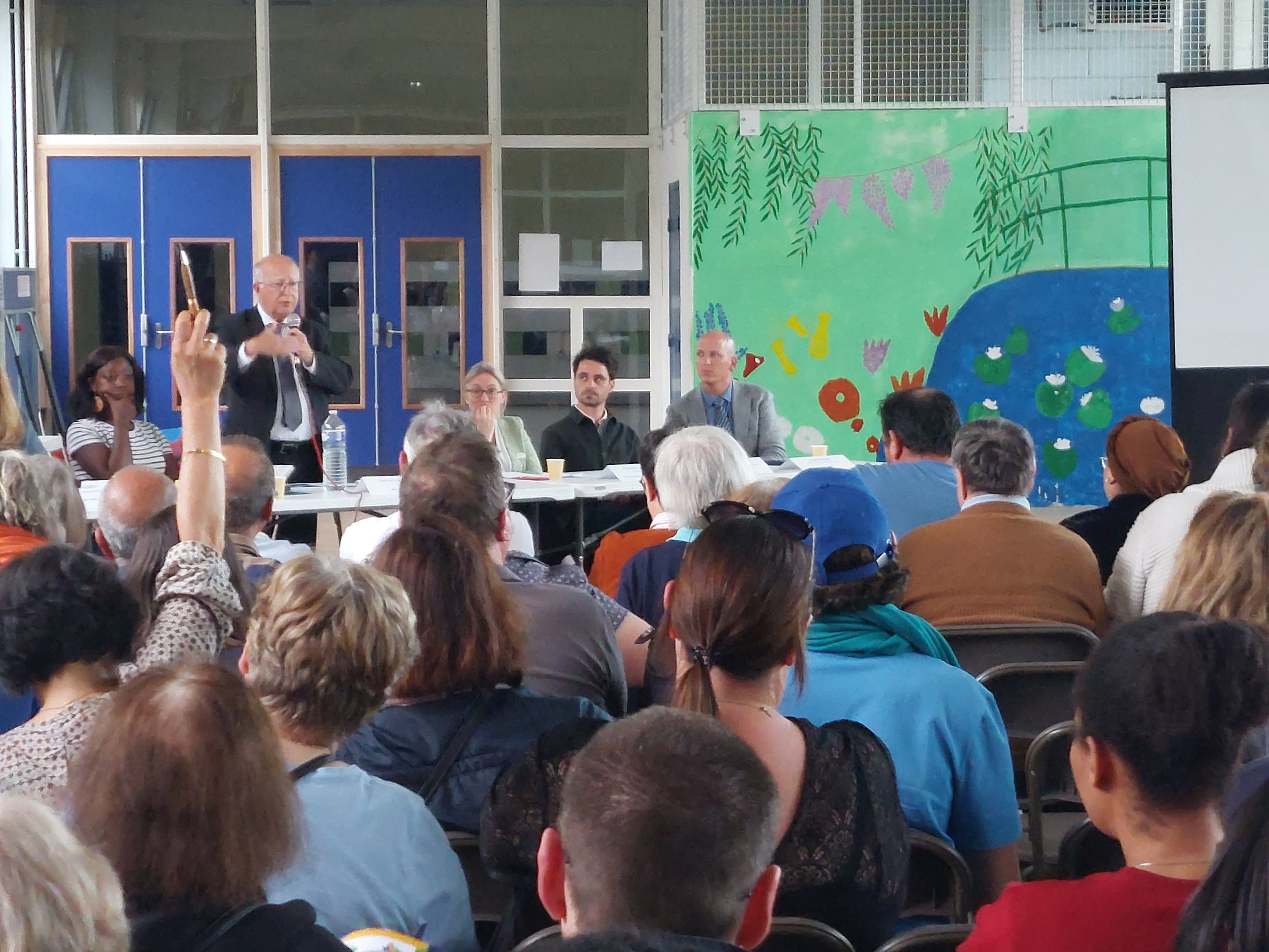 Colombes (Hauts-de-Seine), ce mercredi 12 juin. Quelque 140 personnes se sont massées à la réunion organisée par le maire (Les Ecologistes) Patrick Chaimovitch. LP/Olivier Bureau