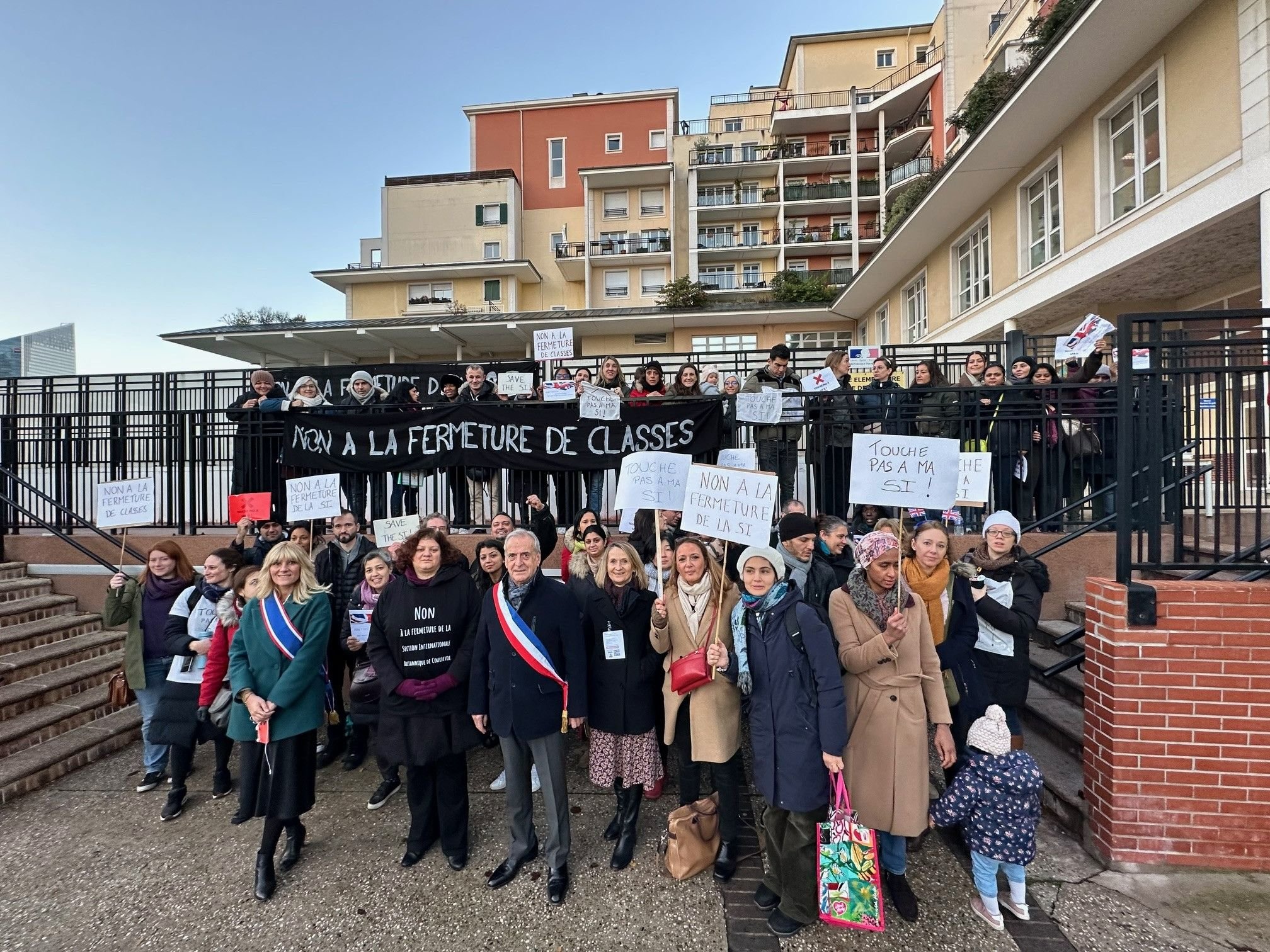 Courbevoie, le 6 décembre 2023. Près d'une centaine de parents d'élèves ont rejoint ce mercredi matin le rassemblement organisé devant l'école. DR