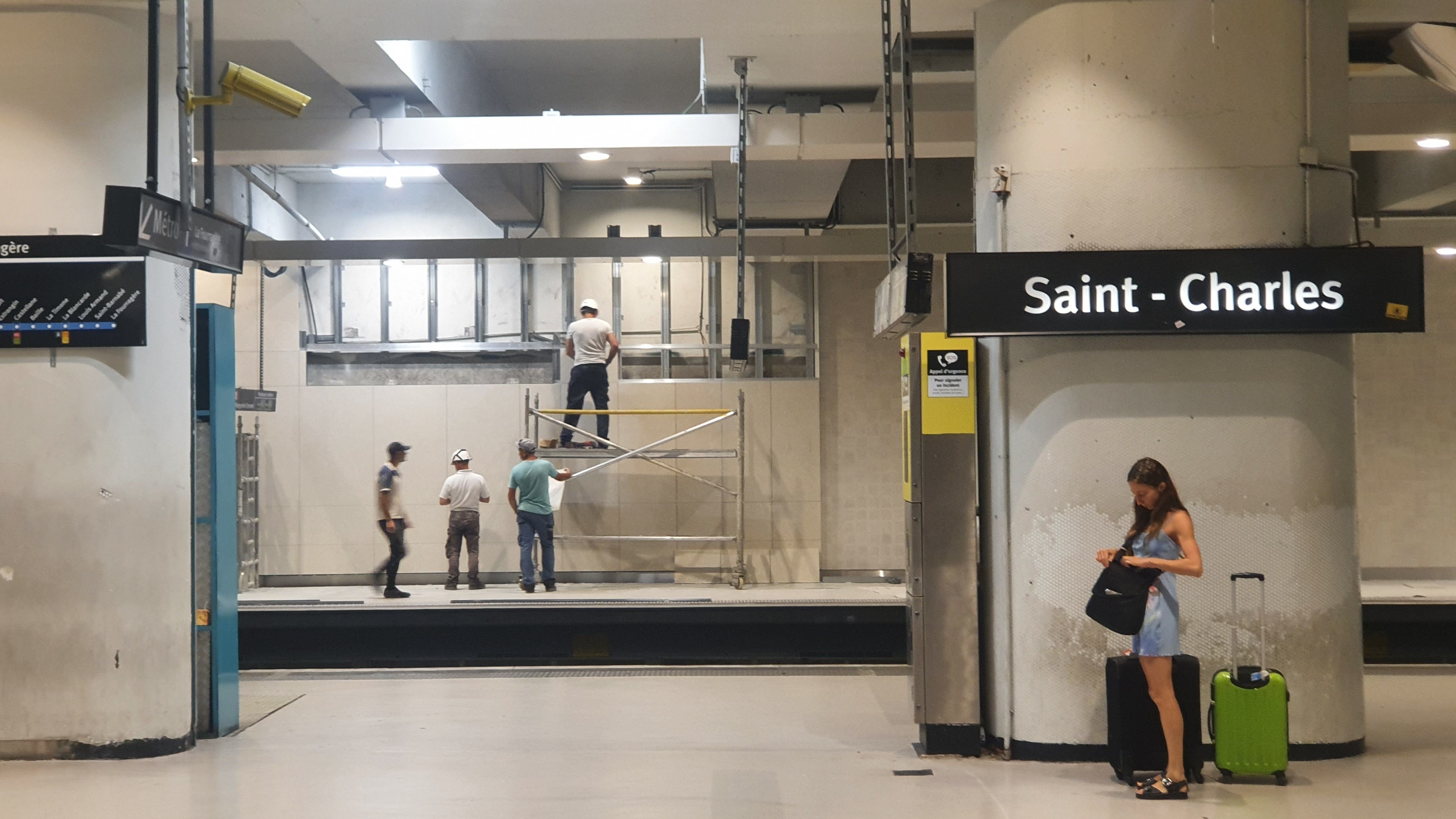 À partir du 6 novembre 2023, les deux lignes de métro de Marseille fermeront leurs portes entre 21h30 et 1 heure du matin. Un service de bus assurera le relais. LP/Marc Leras