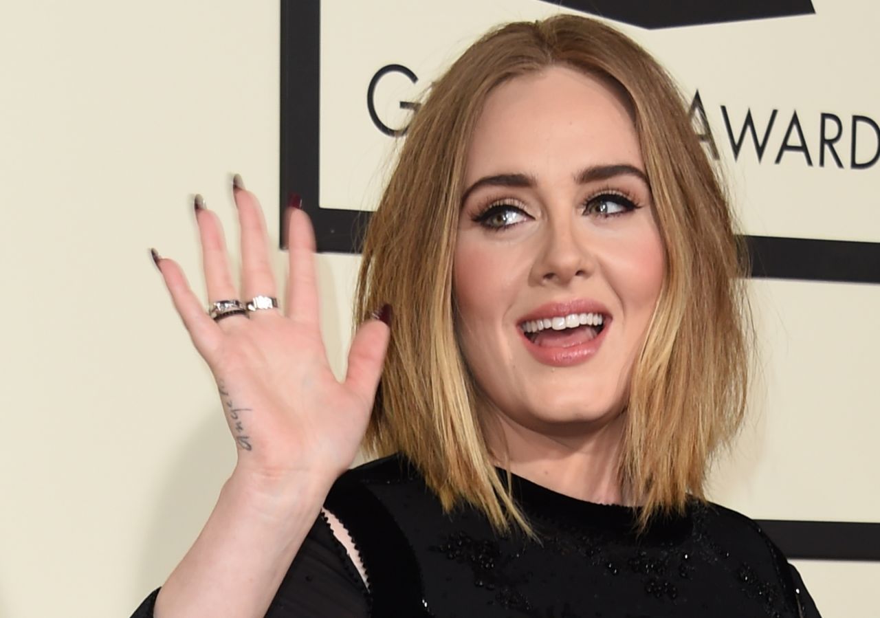 La chanteuse Adele signe un contrat record Le Parisien