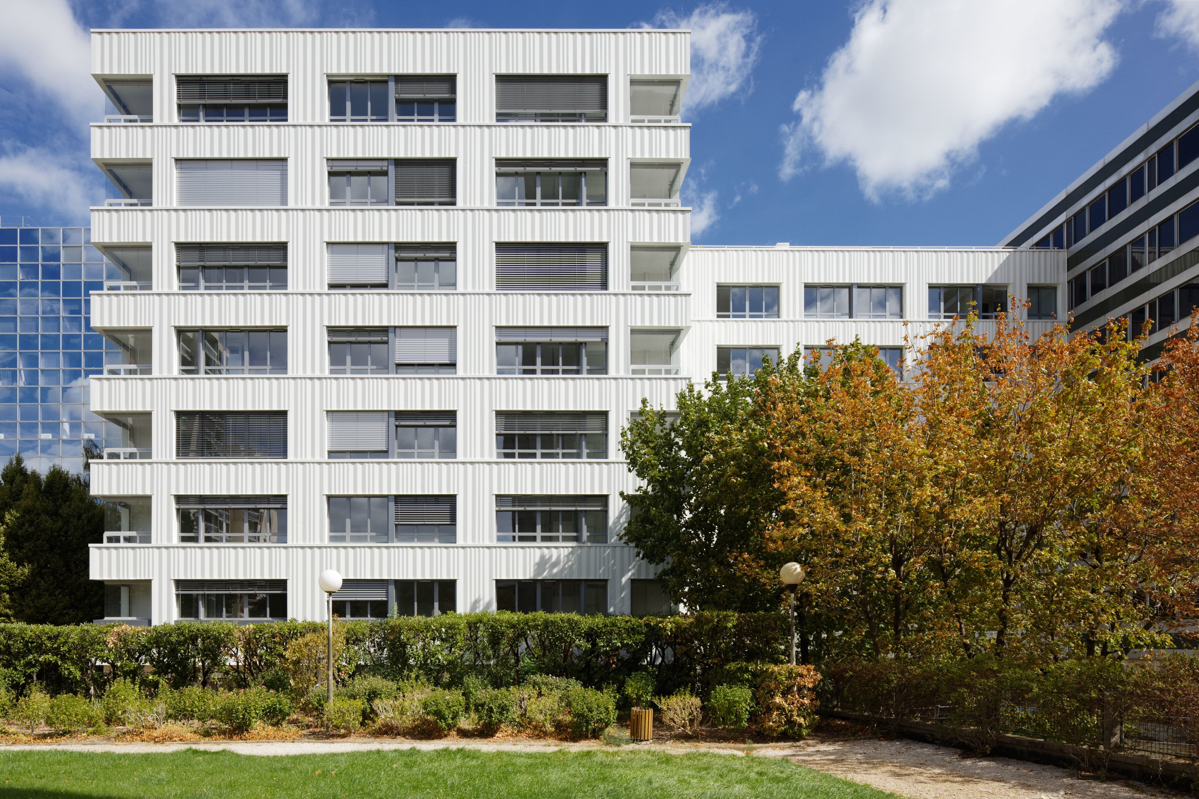 Pantin (Seine-Saint-Denis). Le bailleur social 3F a converti deux anciens plots de bureaux en une résidence de logements sociaux au bord du canal de l’Ourcq. Shimmura Takuji