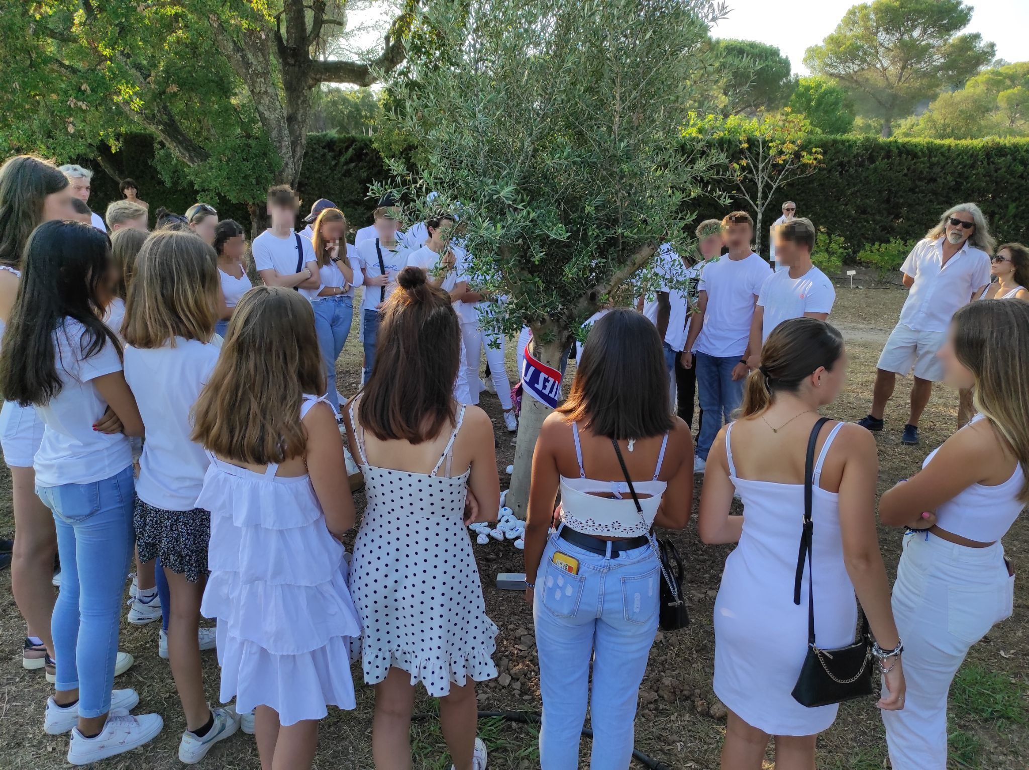 Fréjus, le 22 juillet. Ses amis et des proches ont rendu un hommage à Matteo, adolescent de 17 ans, tué en mai à Champigny-sur-Marne, en plantant un olivier dans le camping qu'il fréquentait tous les étés depuis des années. DR