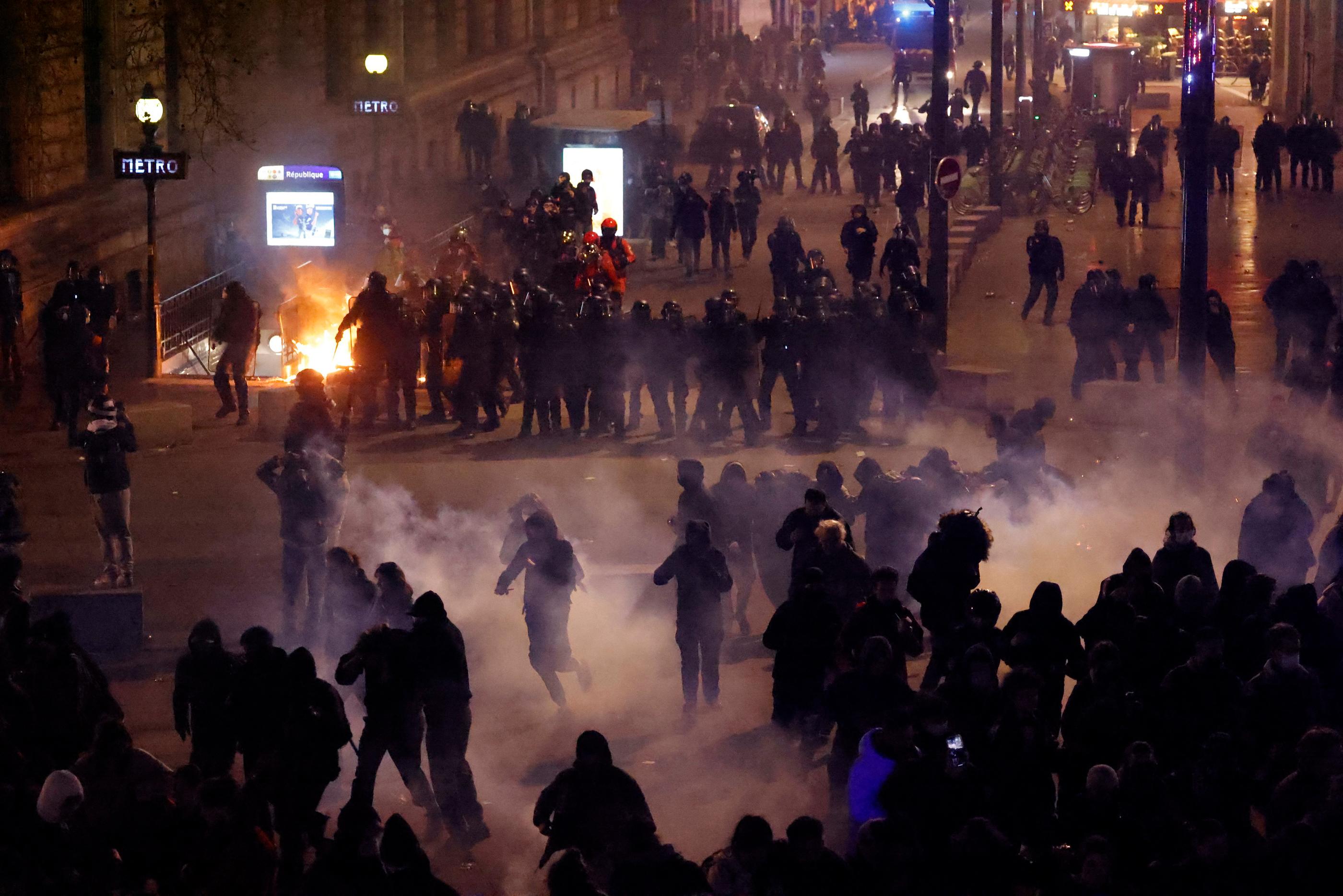 À Paris, des centaines de manifestants se sont rassemblés place de la République, d'abord dans le calme avant que des incendies de poubelles ne provoquent l'intervention de la police. LP/Olivier Corsan