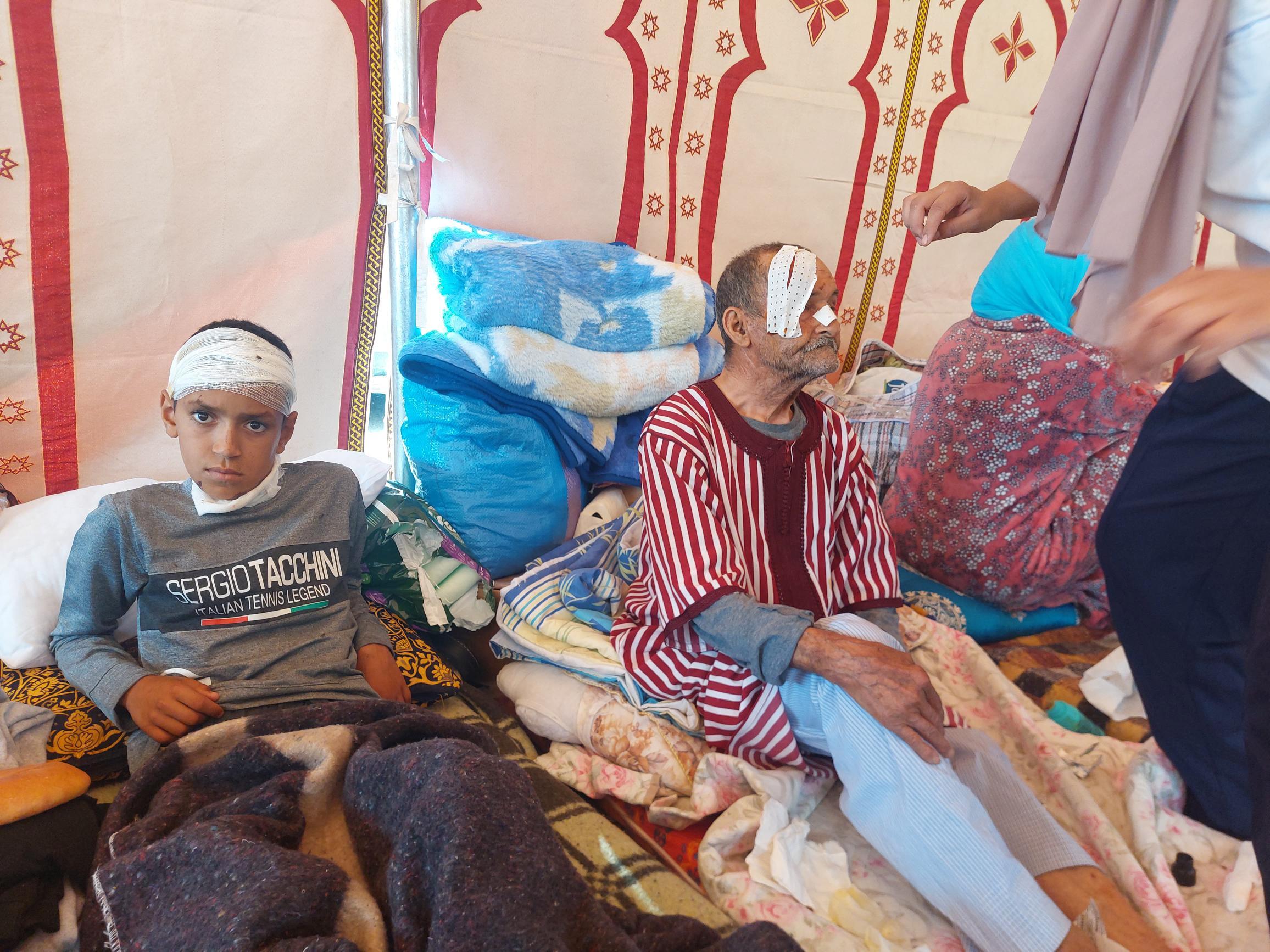 Blessé au crâne et au cou lors du séisme, Mohamed, 12 ans, est soigné à l'hôpital de Taroudant. Le vieil homme à ses côtés a de nombreux points de suture. LP/Timothée Boutry