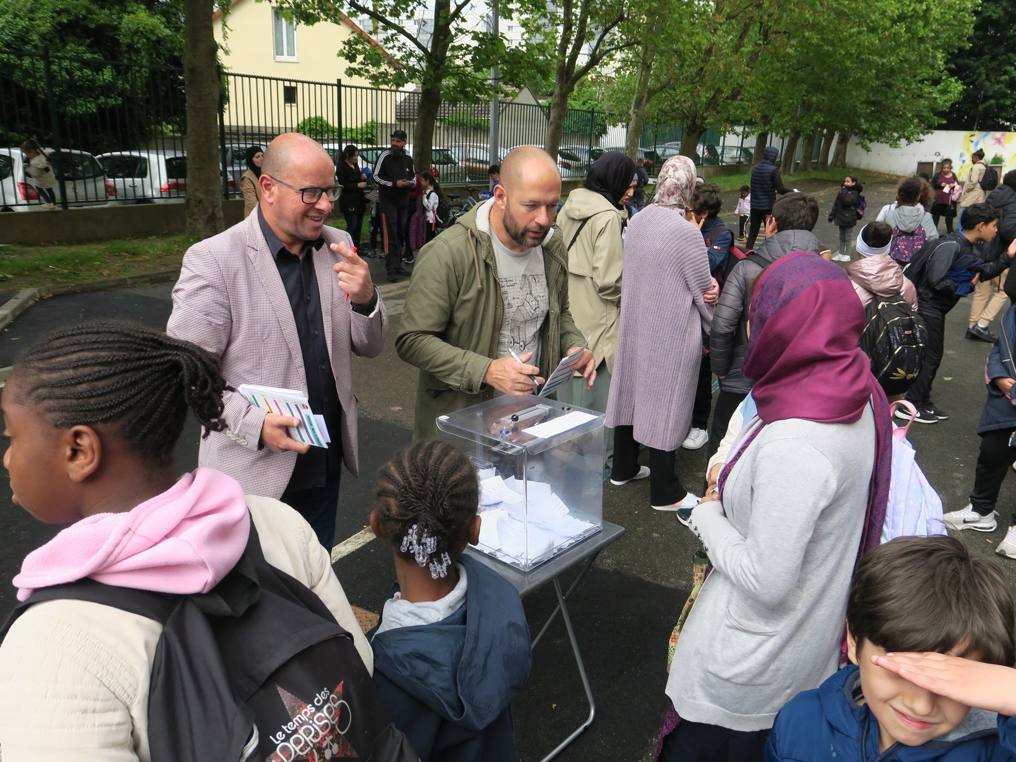 Pierrefitte (Seine-Saint-Denis), ce lundi 27 mai. À trois jours du vote sur le projet de fusion entre Saint-Denis et Pierrefitte, le collectif Stop fusion permet aux habitants de participer à une votation citoyenne jusqu'au 30 mai. LP/Anthony Lieures