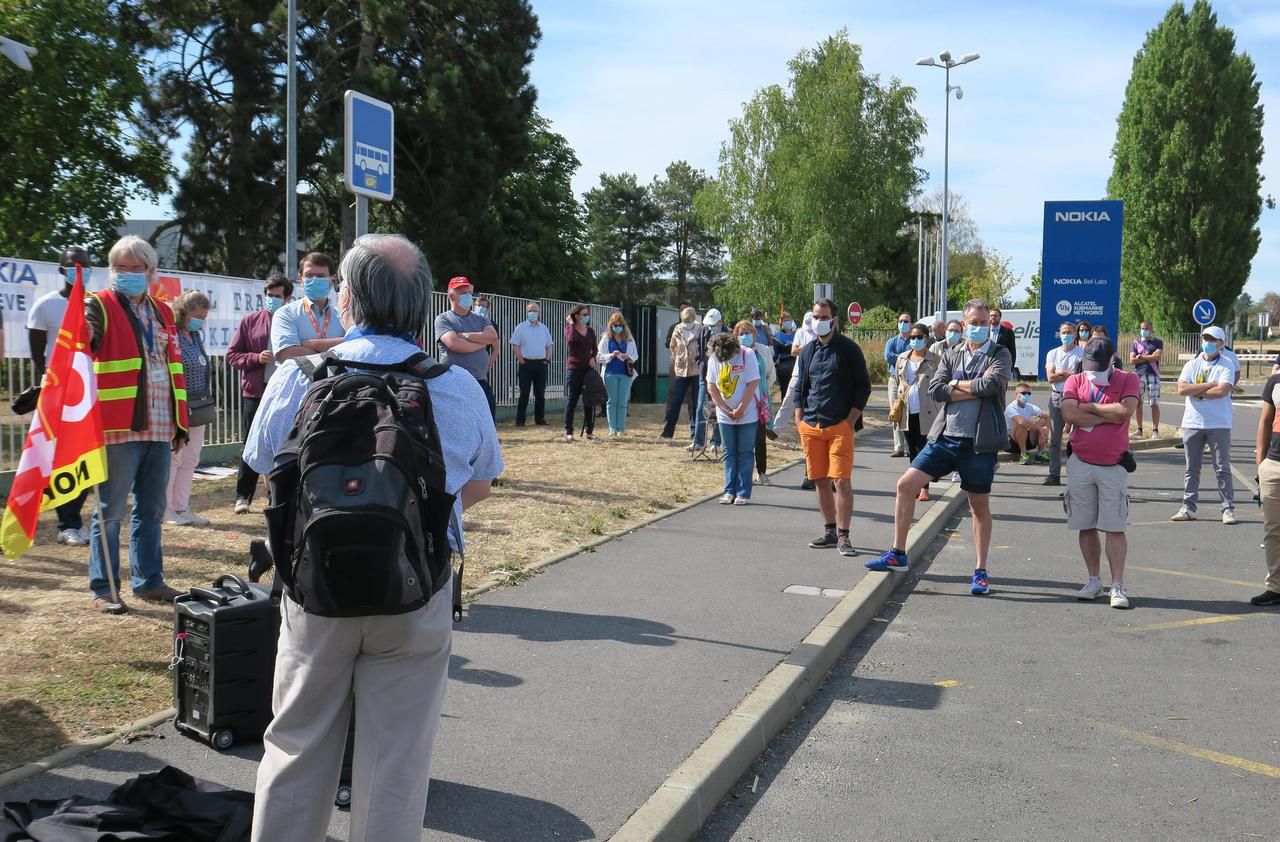 <b></b> Nozay (Essonne), ce mercredi matin. Une centaine de salariés étaient présents devant le site Nokia.