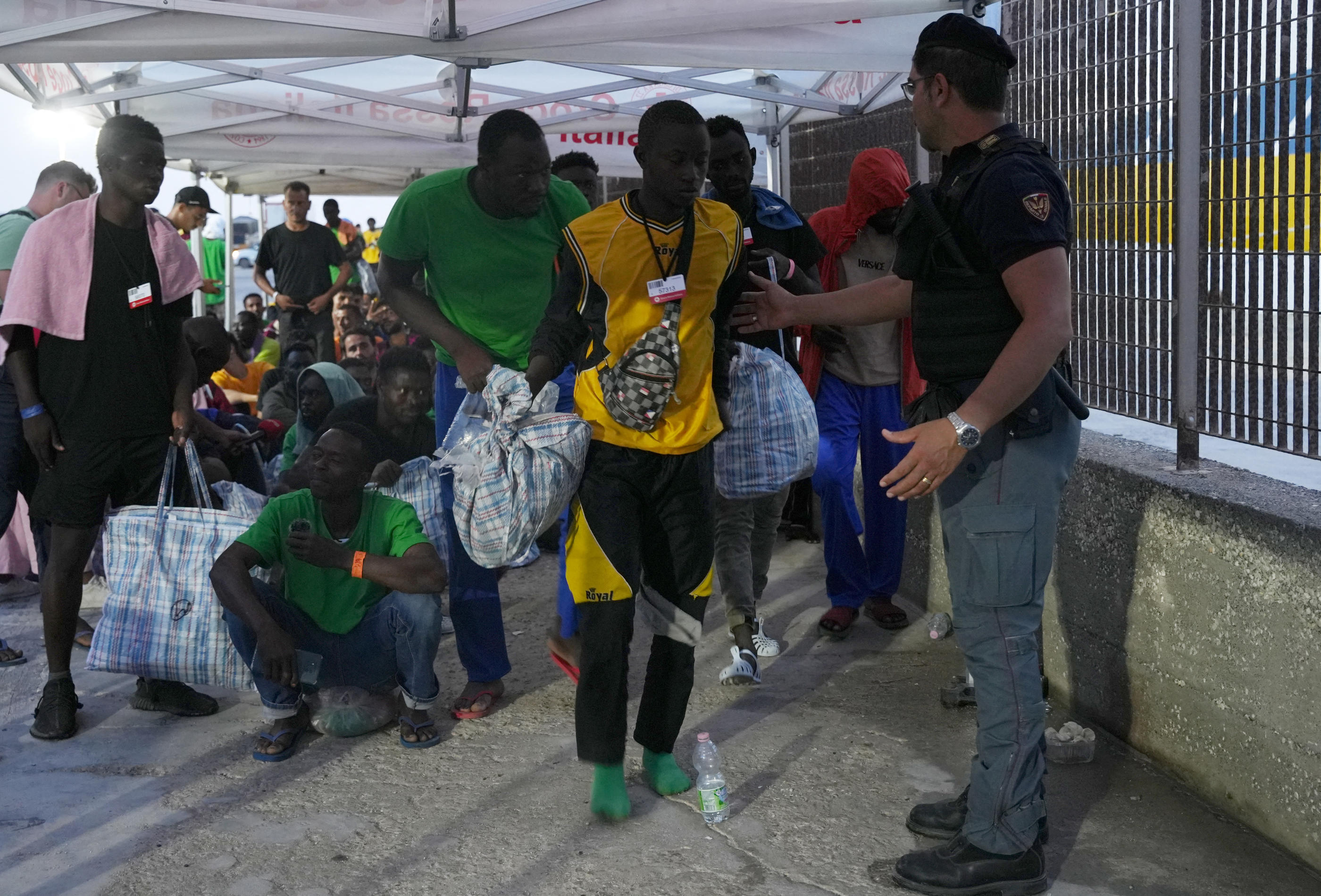 Le nouveau pacte migratoire européen prévoit un «filtrage» des migrants à leur arrivée (comme ici à Lampedusa, le 18 septembre 2023) et une «procédure à la frontière». AFP/Zakaria Abdelkafi