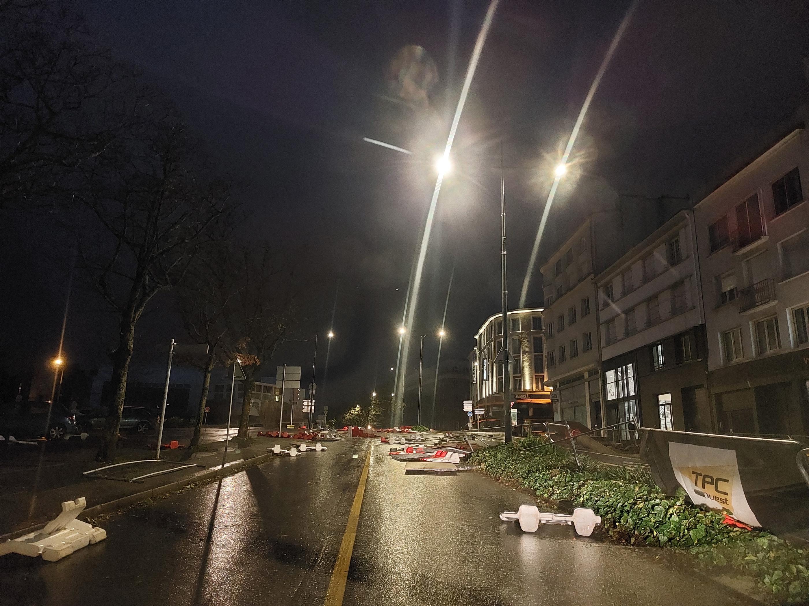 Brest (Finistère), jeudi 2 novembre au matin. L'avenue Clemenceau était jonchée de branches et de matériel de chantier après le passage de la tempête Ciaran. PhotoPQR/Le Télégramme/Jean-Luc Padellec