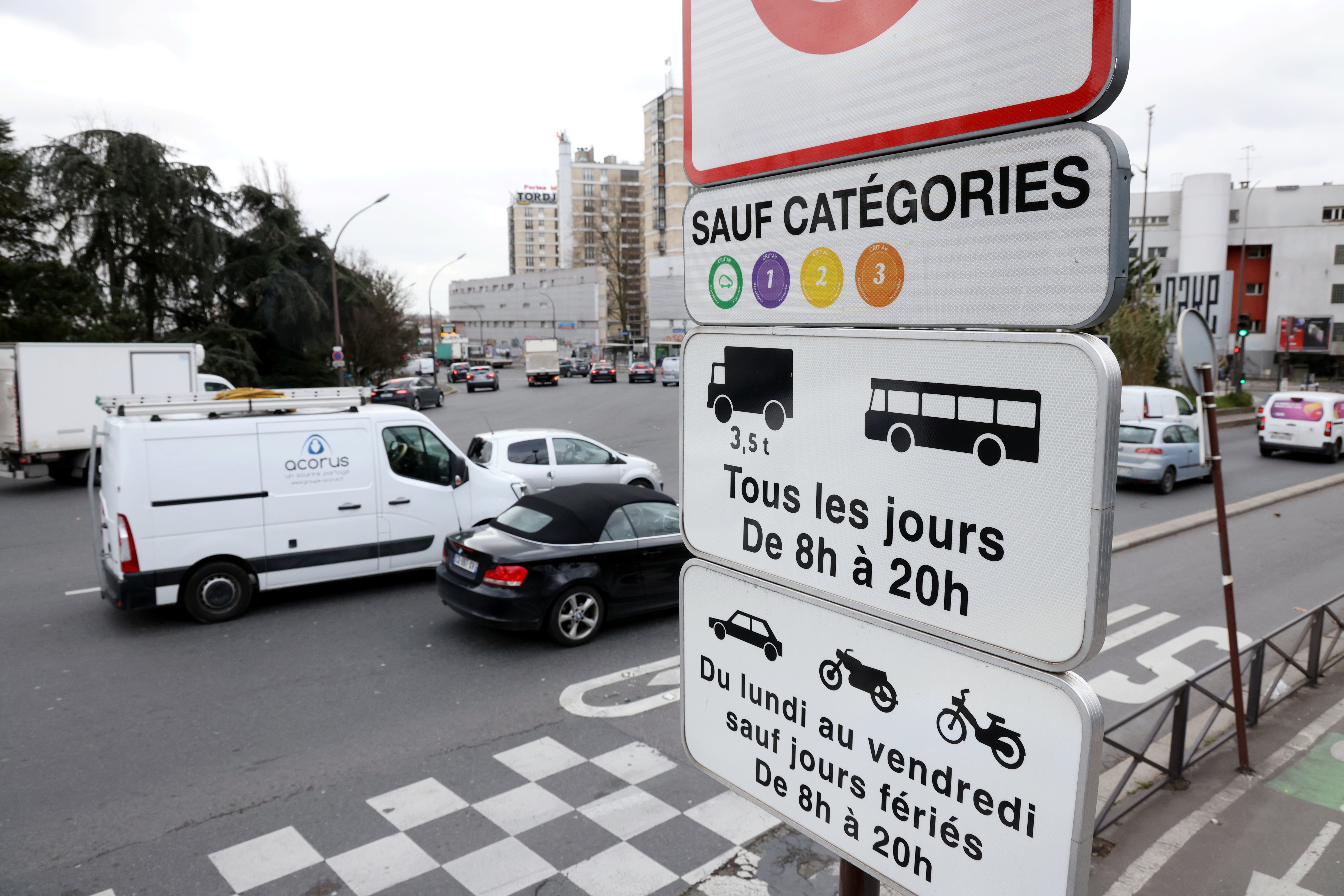 (Illustration). Aux portes de Paris, le panneaux avertissant les ZFE.  LP/Jean-Baptiste Quentin