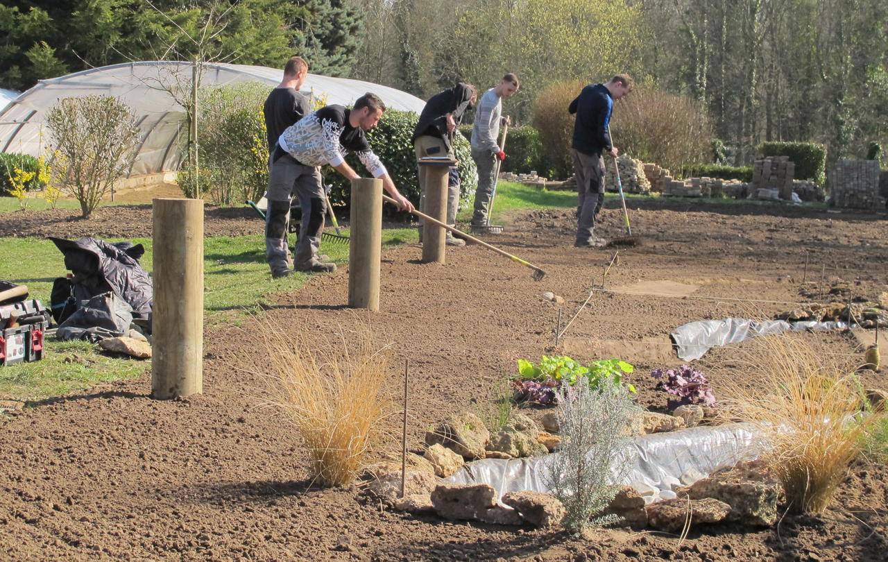 <b></b> Le Tremblay-sur-Mauldre, jeudi 16 mars. Les apprentis du Brevet professionnel "Aménagements Paysagers" préparent une scène paysagère dans le jardin-école, à deux jours de la journée Portes ouvertes. 