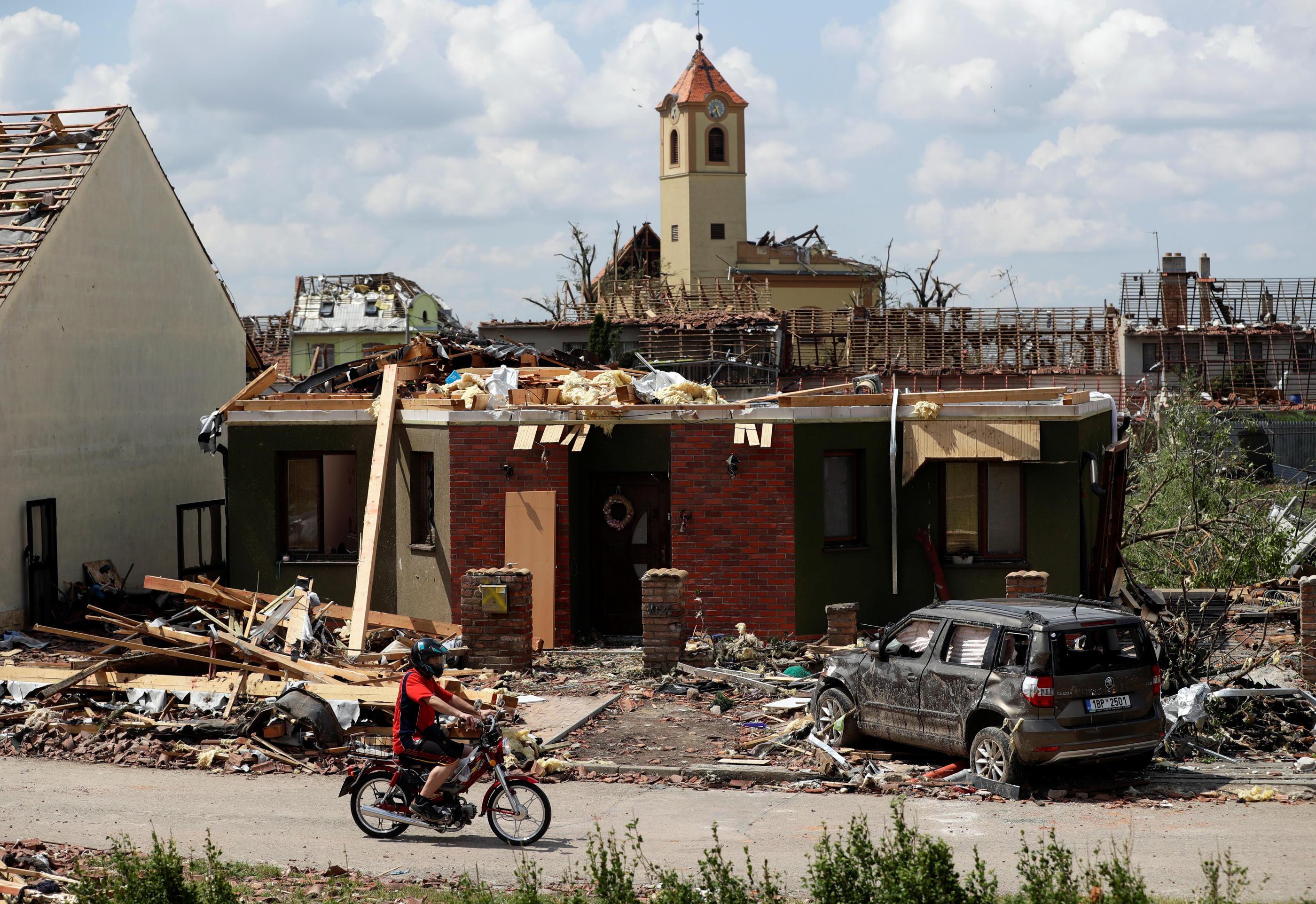 La violente tornade a détruit de nombreuses habitations, comme ici à Moravska Nova Ves, à la frontière près de la Slovaquie. REUTERS/David W Cerny