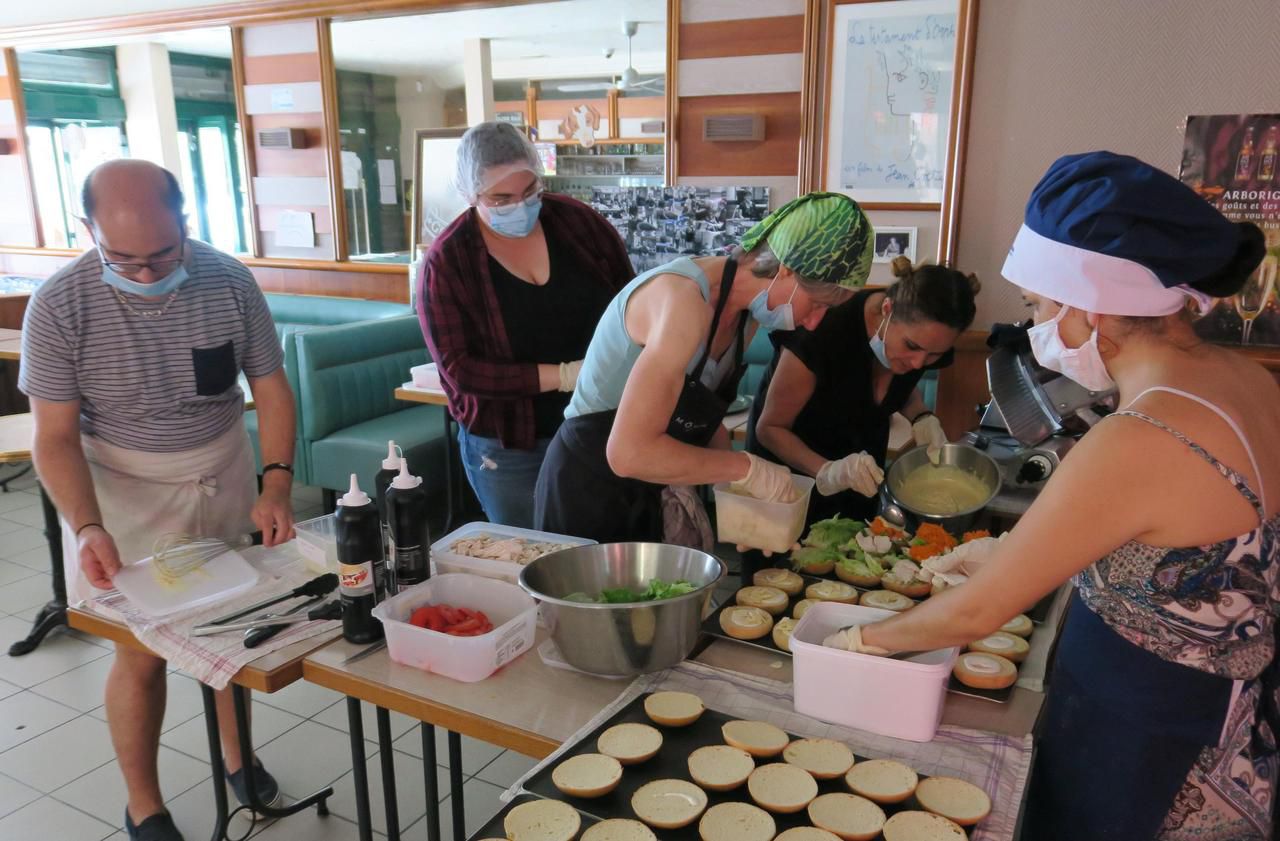 <b></b> Milly-la-Forêt, le 22 mai. Sabrina Belmokhtar et son équipe de bénévoles préparent des repas pour les soignants et les pompiers.