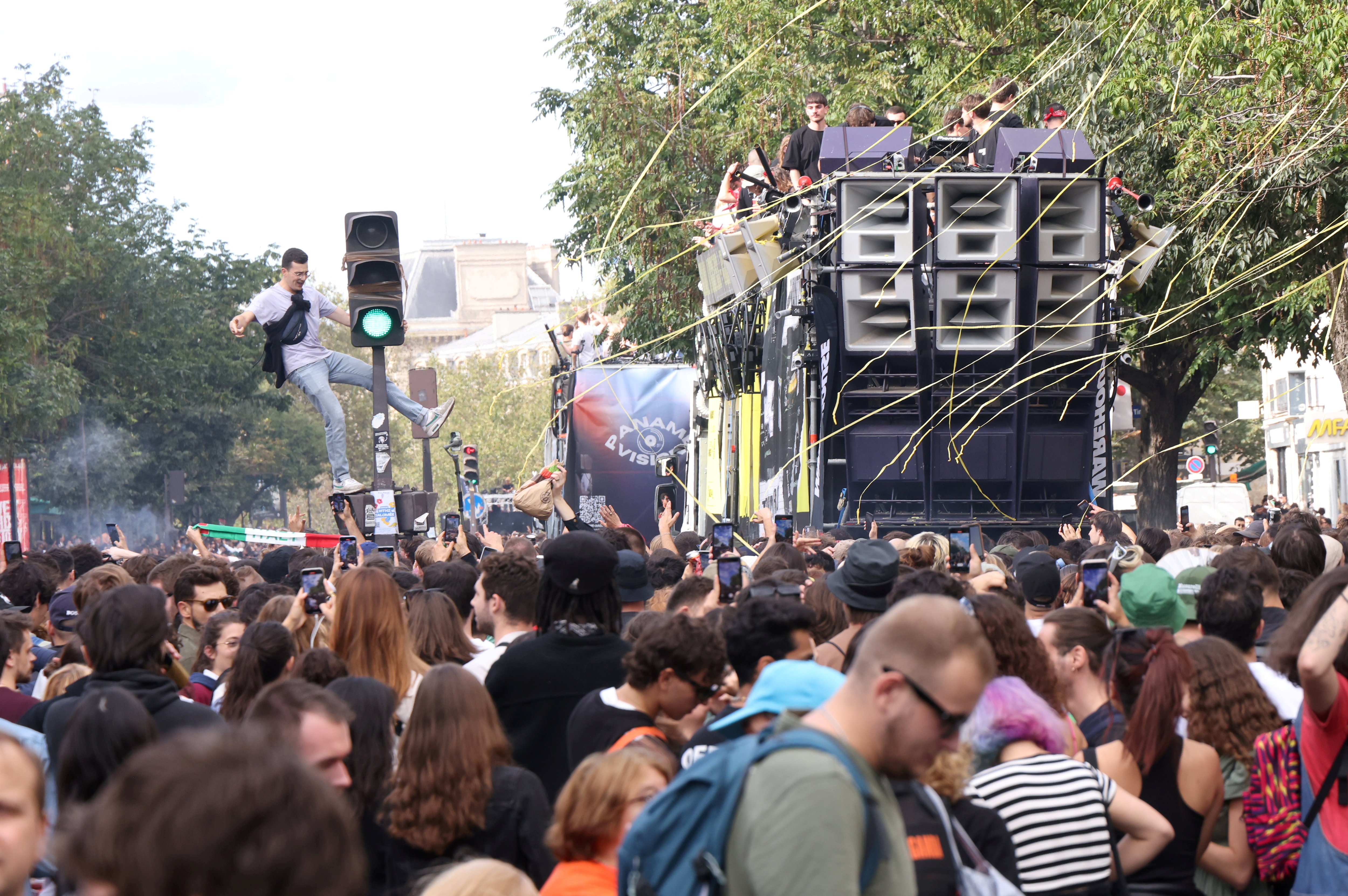 A Paris, le 23 septembre 2023. Une centaine de DJ se sont relayés à bord des seize chars pour faire danser les quelque 400 000 amateurs attendus. LP/Jean-Baptiste Quentin
